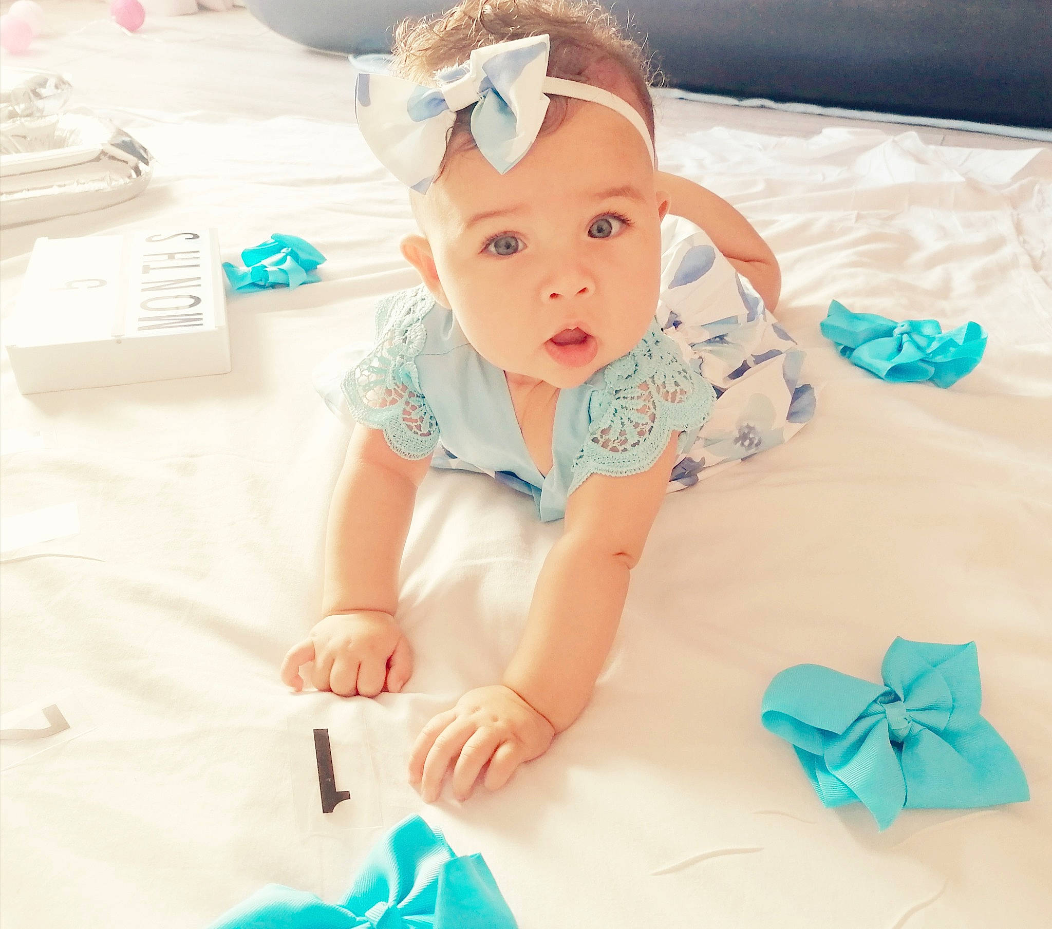 Ruby a rejoint le concours — aidez-le/la à gagner de superbes lots ! aqua, baby, baby_products, baby_toddler_clothing, blue, child, comfort, electric_blue, fashion_accessory, flooring, fun, green, happy, headwear, linens, pattern, person, sleeve, t_shirt, textile