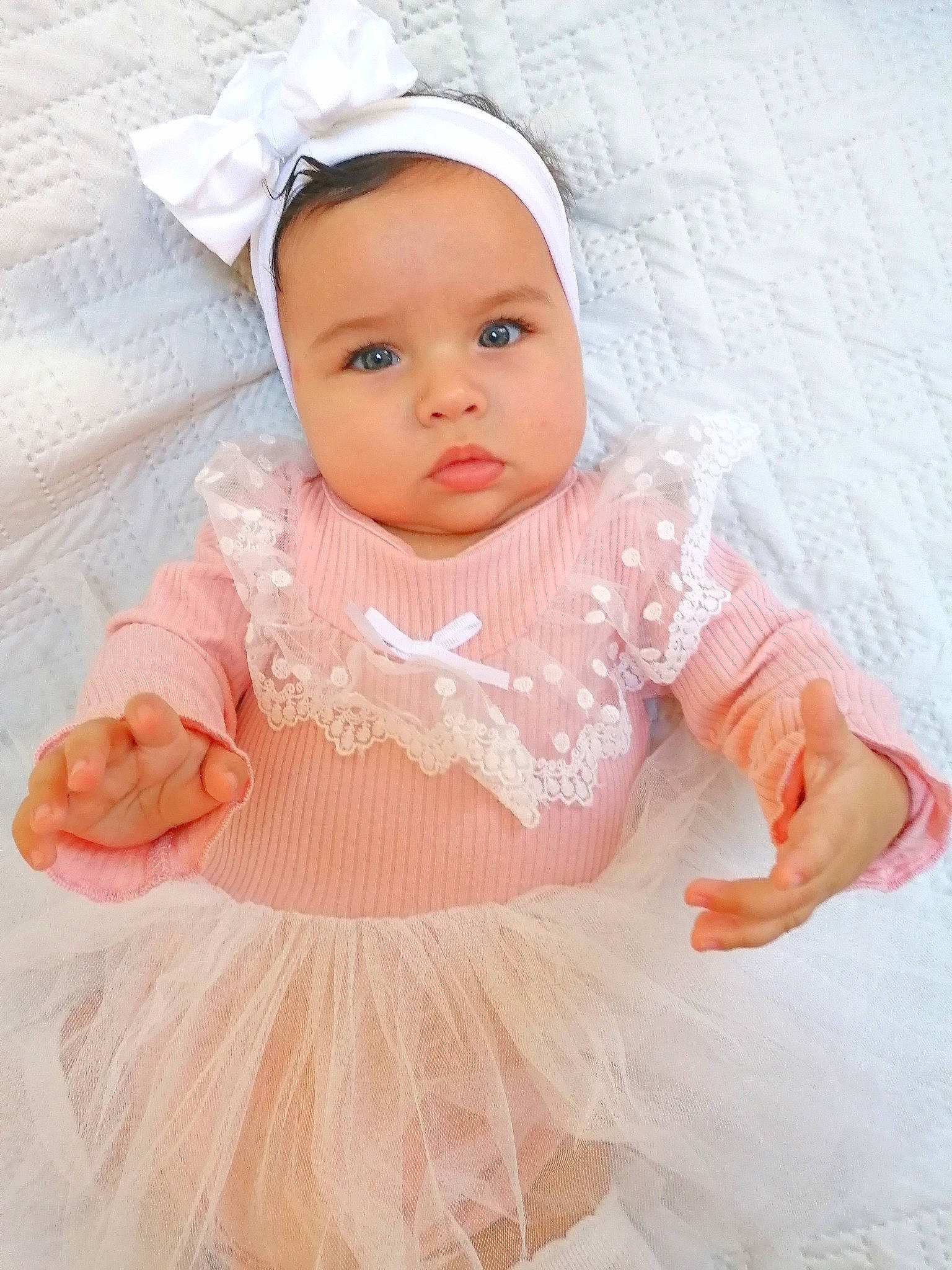 Ruby a rejoint le concours — aidez-le/la à gagner de superbes lots ! baby, baby_toddler_clothing, bridal_accessory, cap, child, costume, day_dress, dress, embellishment, fashion_accessory, happy, headband, headgear, headpiece, headwear, peach, person, pink, ruffle, skin