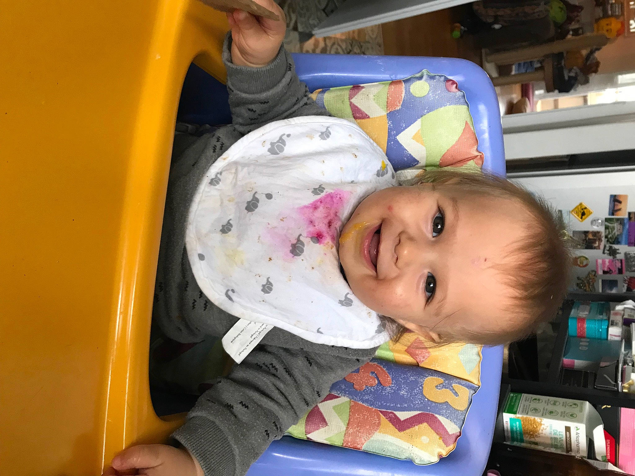 Timothé participe au concours pour gagner de l'argent avec cette photo : baby, baby_products, baby_toddler_clothing, baby_toys, cheek, child, comfort, fun, happy, joy, person, room, shelf, shelving, skin, smile, toddler, vacation, yellow