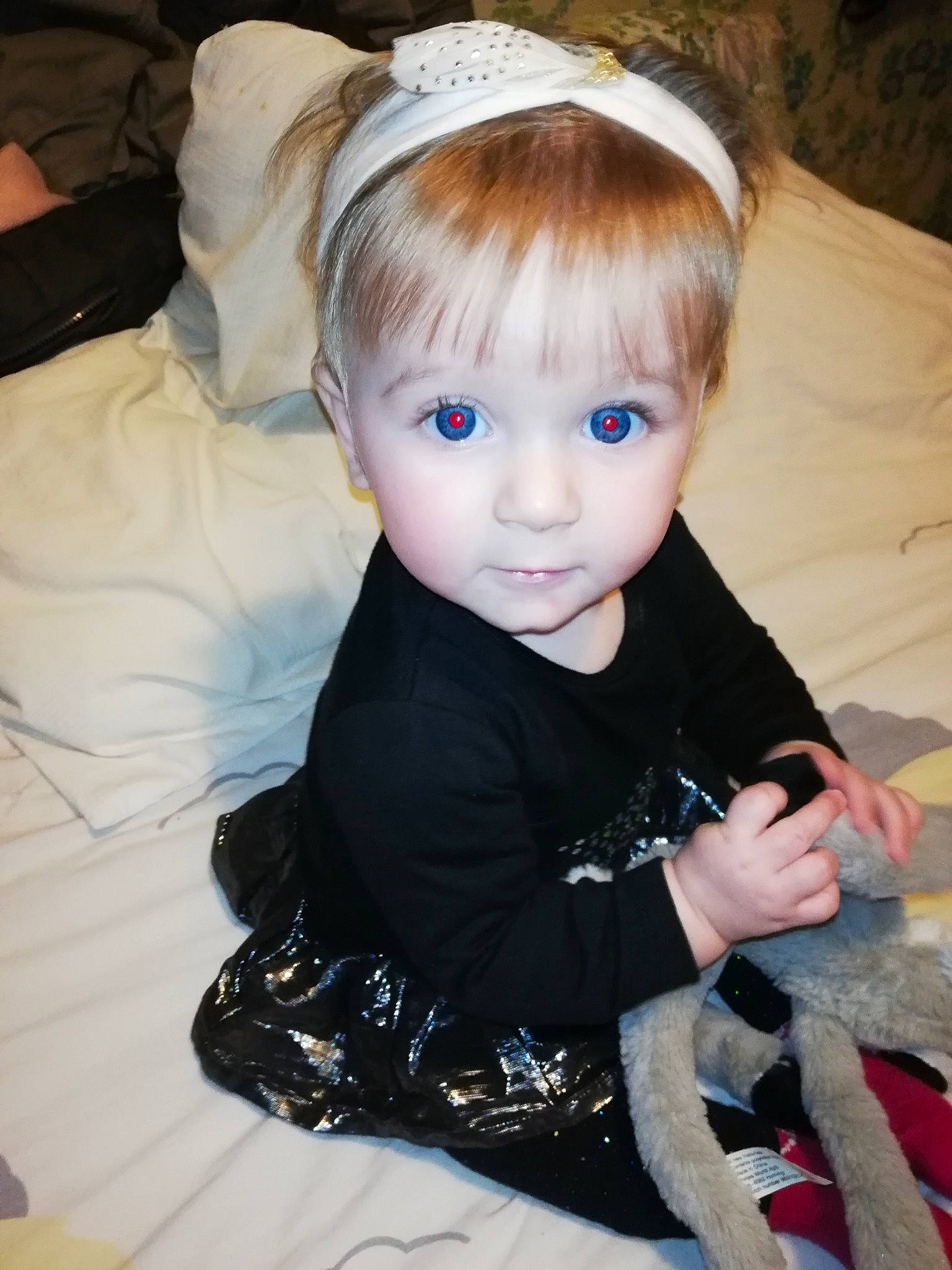 Lyna participe au concours pour gagner de l'argent avec cette photo : child, girl, hair, hair_accessory, hairstyle, headgear, human_hair_color, infant, person, product, skin, toddler