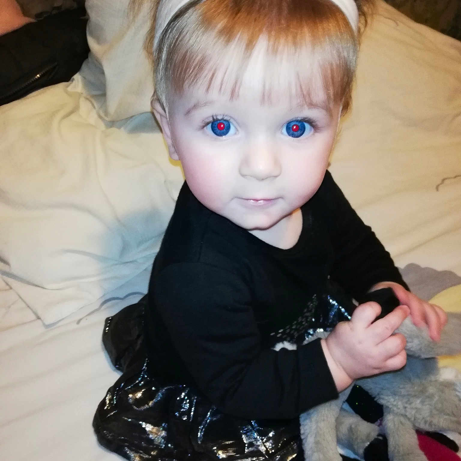 Lyna participe au concours pour gagner de l'argent avec cette photo : child, girl, hair, hair_accessory, hairstyle, headgear, human_hair_color, infant, person, product, skin, toddler