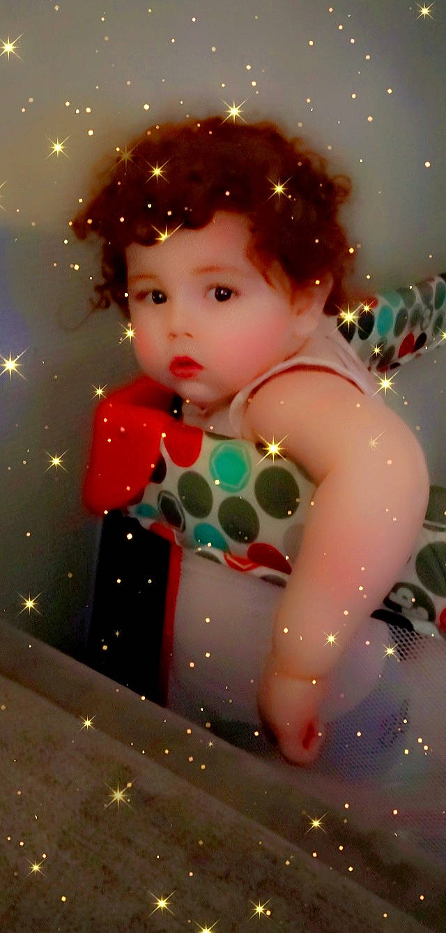 Lyah a rejoint le concours — aidez-le/la à gagner de superbes lots ! brown_hair, cheek, christmas, christmas_decoration, christmas_eve, christmas_ornament, event, fun, happy, holiday, holiday_ornament, light, ornament, party_supply, pattern, people_in_nature, person, red, snow, standing