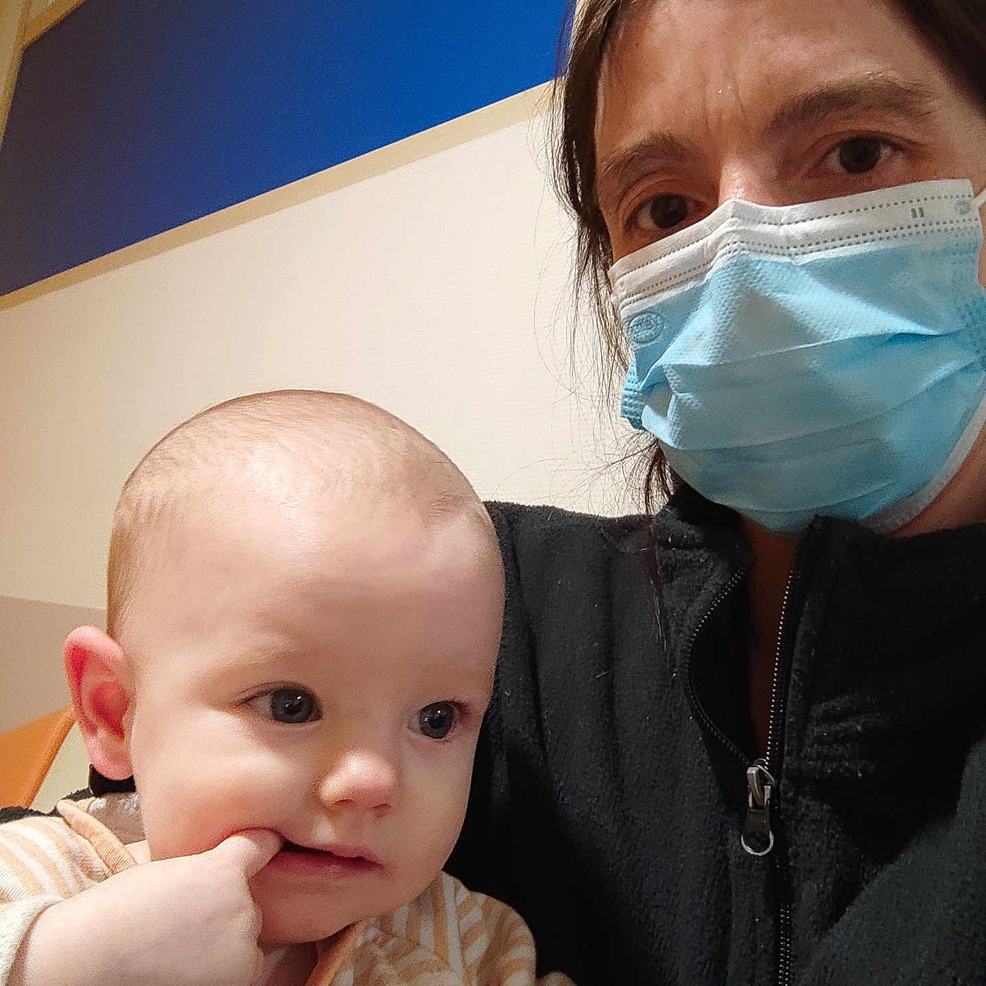 Léa participe au concours pour gagner de l'argent avec cette photo : architecture, baby, bodypart, building, clothing, coat, face, finger, frown, hand, head, jacket, mouth, newborn, people, person, photography, portrait, sad, selfie