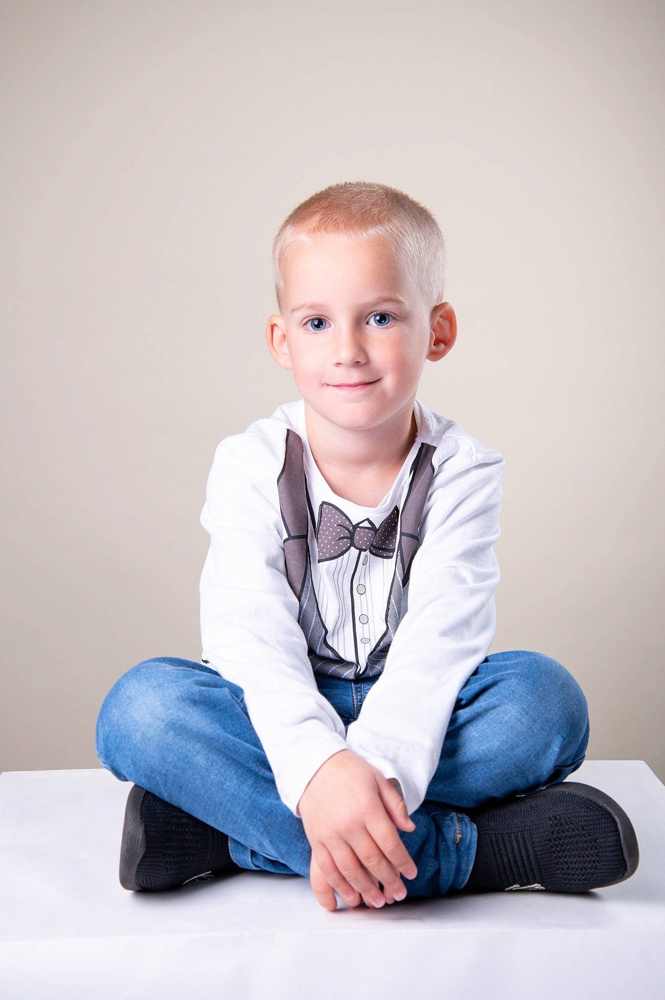 Alan a rejoint le concours — aidez-le/la à gagner de superbes lots ! baby, baby_toddler_clothing, cheek, child, collar, comfort, denim, dress_shirt, electric_blue, flash_photography, happy, joy, knee, person, portrait_photography, sitting, sleeve, smile, sportswear, standing