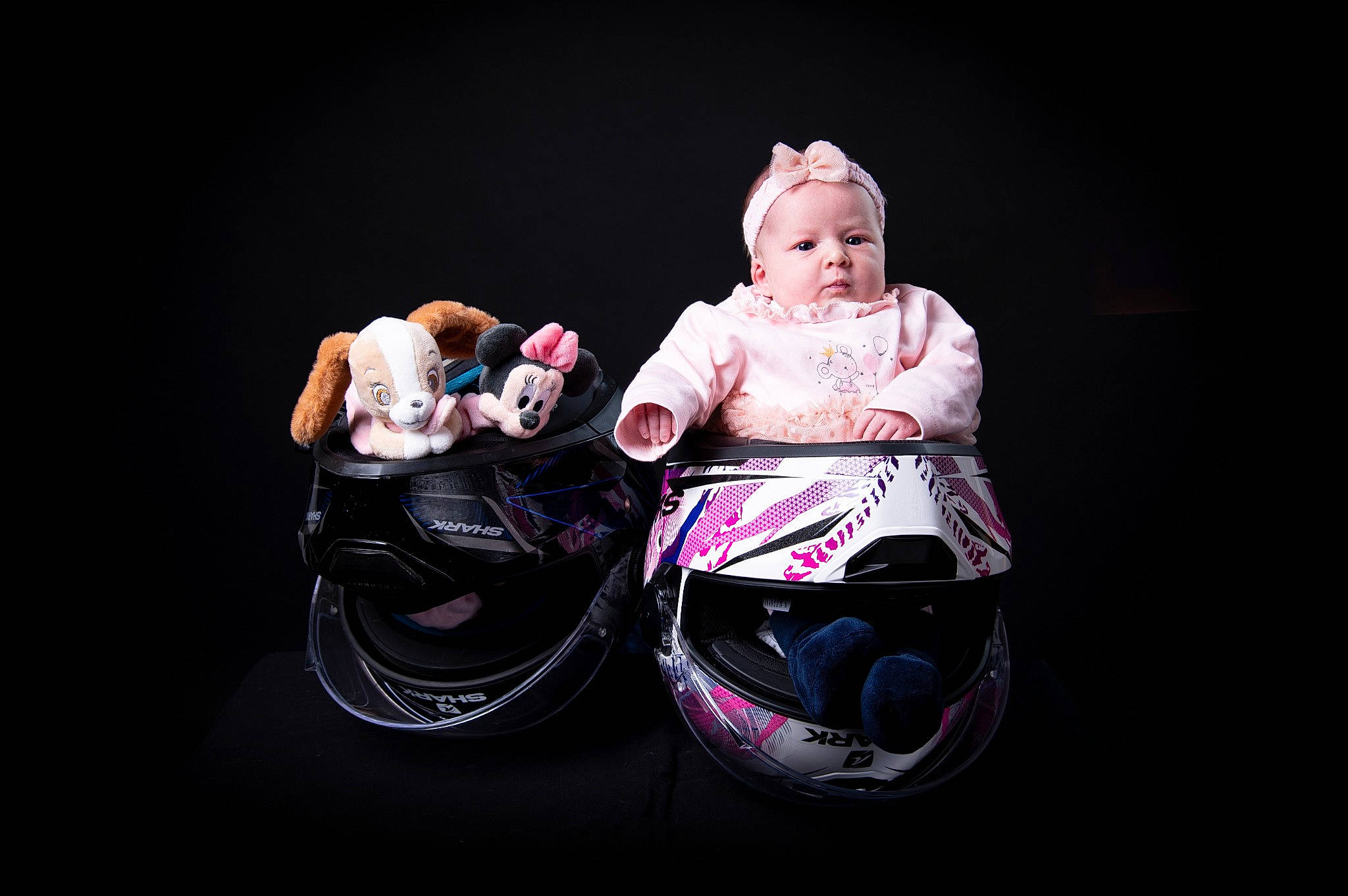 Elena participe au concours pour gagner de l'argent avec cette photo : animation, auto_part, automotive_design, automotive_exterior, automotive_lighting, automotive_wheel_system, carmine, darkness, entertainment, event, fashion_accessory, flash_photography, font, fun, magenta, motor_vehicle, performing_arts, person, recreation, sitting