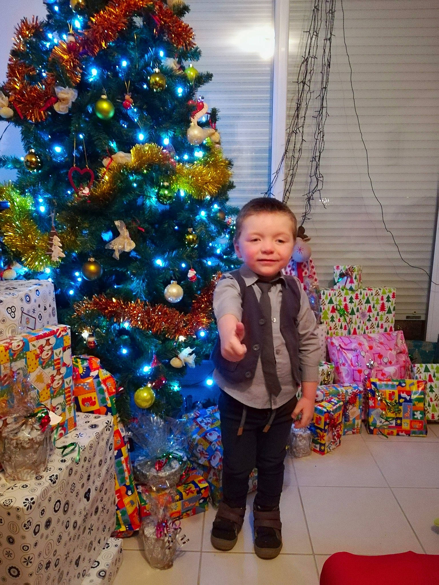 Noé a rejoint le concours — aidez-le/la à gagner de superbes lots ! christmas, christmas_decoration, christmas_ornament, christmas_tree, decor, event, fun, holiday, person, tree