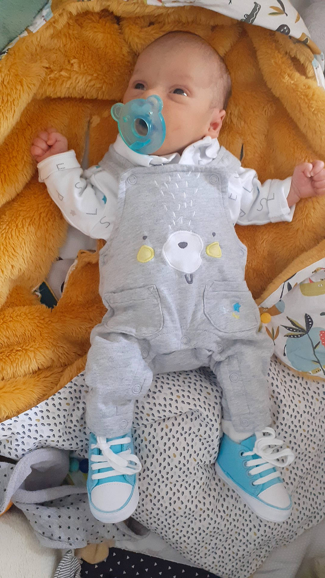 Noah a rejoint le concours — aidez-le/la à gagner de superbes lots ! baby, baby_toddler_clothing, blue, cheek, child, comfort, finger, fun, green, head, mammal, nose, person, pink, product, skin, textile, toddler, toy, white