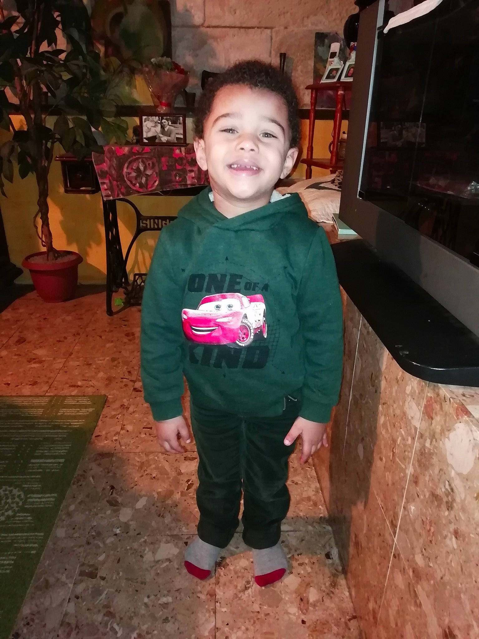 Odilan participe au concours pour gagner de l'argent avec cette photo : child, head, joy, person, smile, standing, t_shirt, temple, toddler