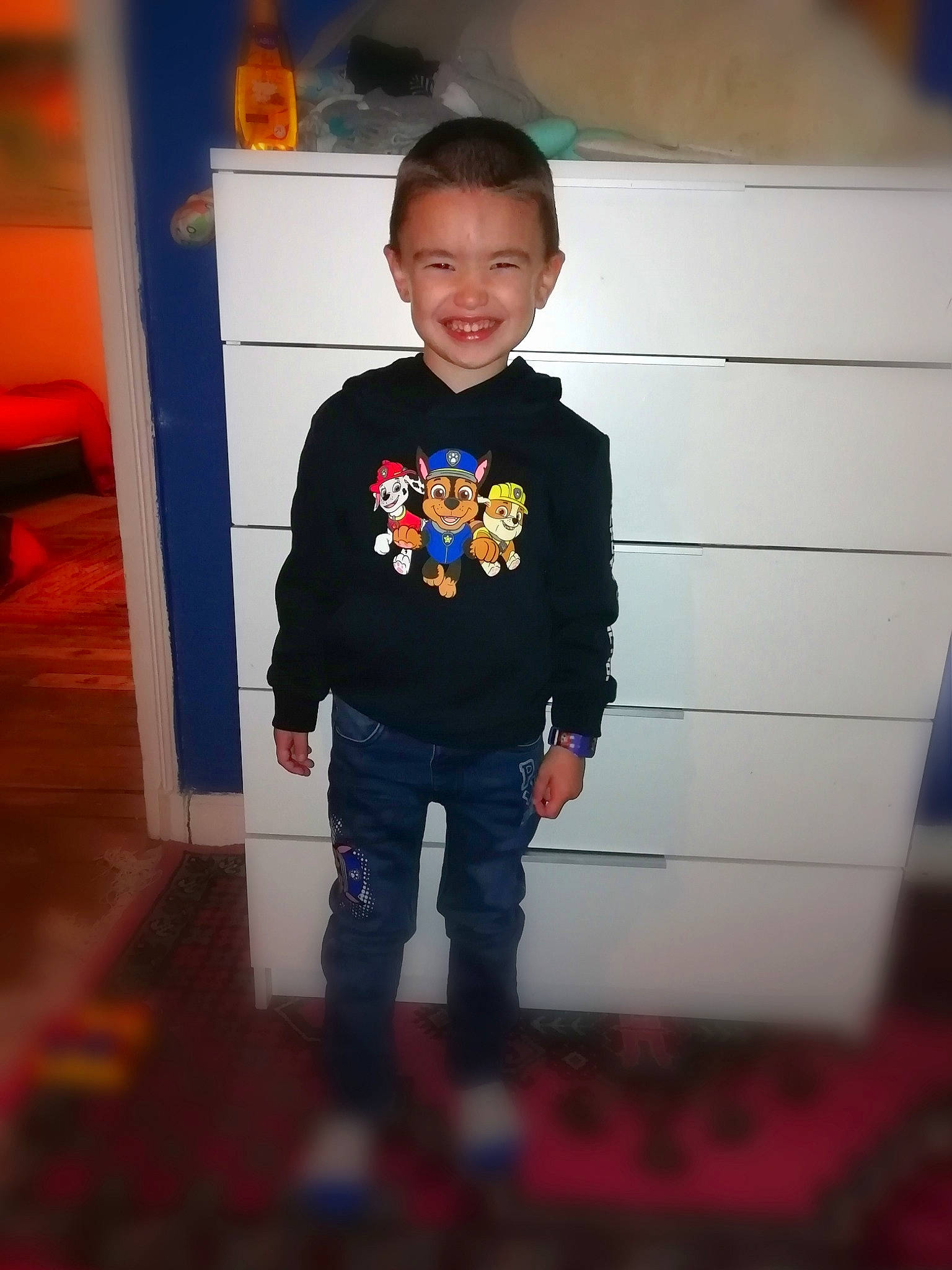 Nolan a rejoint le concours — aidez-le/la à gagner de superbes lots ! child, cool, fun, jeans, joy, outerwear, person, smile, square, standing, t_shirt, toddler, world