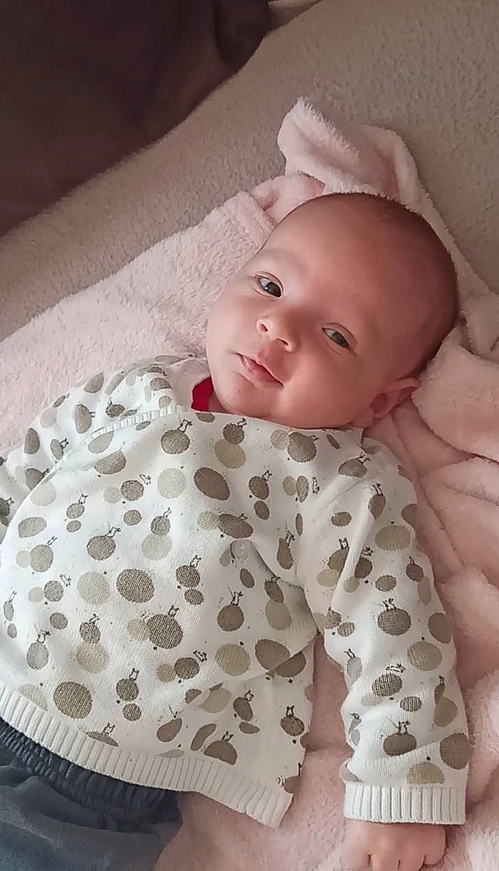 Noé participe au concours pour gagner de l'argent avec cette photo : baby, baby_toddler_clothing, chin, comfort, eye, face, facial_expression, head, headgear, iris, linens, lip, mammal, nose, person, skin, sleeve, smile, textile, toddler