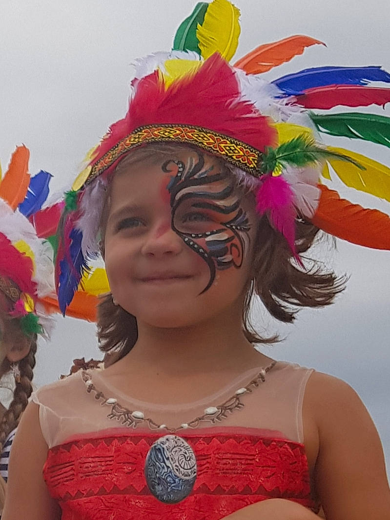 Léna a rejoint le concours — aidez-le/la à gagner de superbes lots ! carnival, costume, costume_accessory, fashion_accessory, festival, headgear, headpiece, joy, person