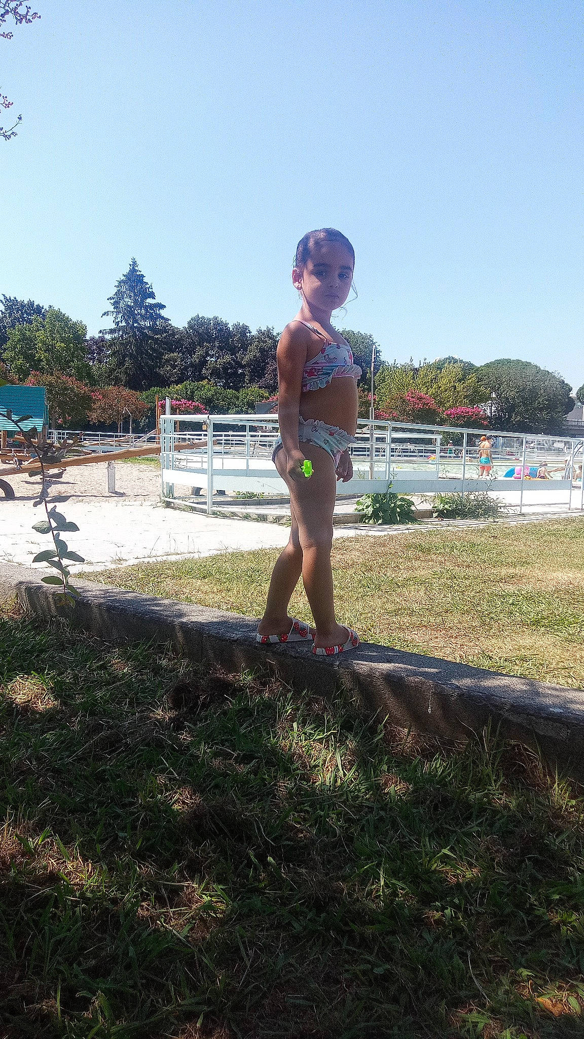 Kamilya participe au concours pour gagner de l'argent avec cette photo : barechested, barefoot, eyewear, fun, grass, happy, horizon, human_leg, landscape, leisure, people_in_nature, person, plant, recreation, sky, swimwear, thigh, tints_and_shades, toddler, tree