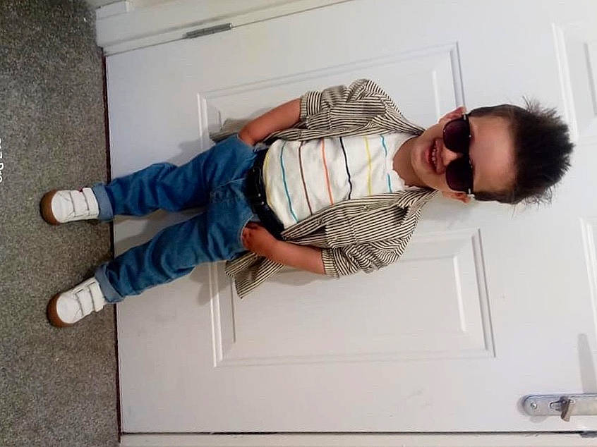 Kristian is registered to the contest to win money with this photo: cool, door_handle, elbow, handle, hardware_accessory, home_door, joint, joy, outdoor_shoe, person, shoulder, sock, sunglasses, walking_shoe, white, wrist