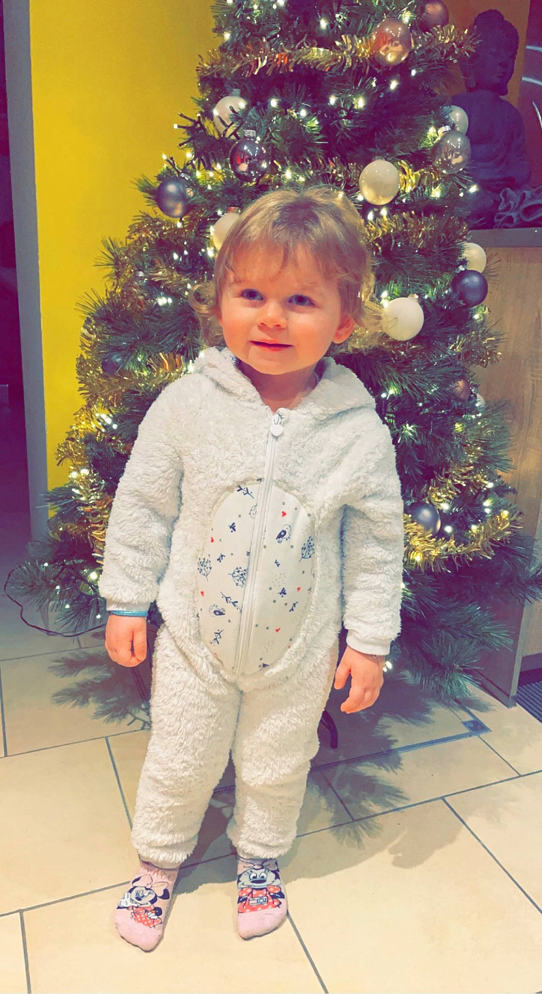 Mélina a rejoint le concours — aidez-le/la à gagner de superbes lots ! baby, baby_toddler_clothing, child, christmas, christmas_decoration, christmas_ornament, christmas_tree, conifer, event, fun, happy, holiday, holiday_ornament, joy, ornament, person, sleeve, smile, standing, toddler