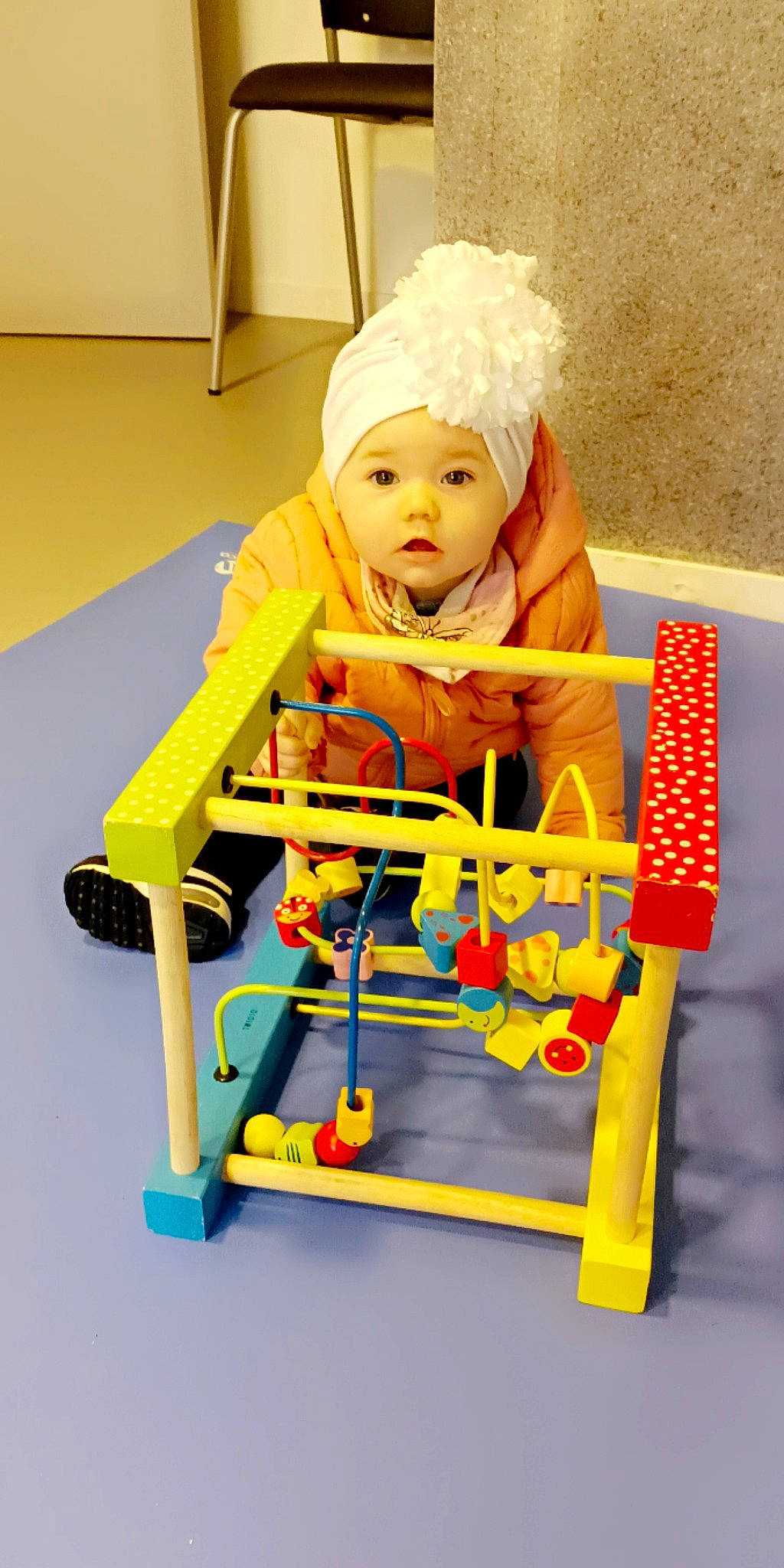 Kenza a rejoint le concours — aidez-le/la à gagner de superbes lots ! baby, baby_products, baby_safety, baby_toddler_clothing, baby_toys, cart, chair, child, comfort, electric_blue, engineering, fun, headwear, person, plastic, play, room, sitting, tire, toddler