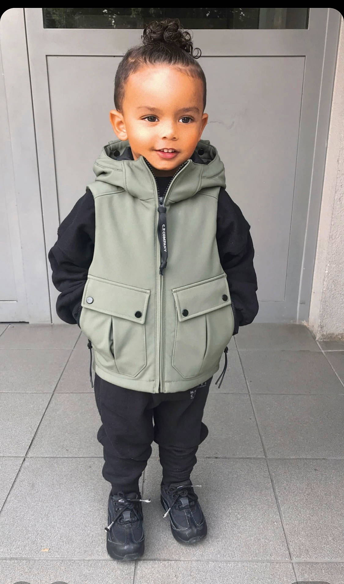 Emilio participe au concours pour gagner de l'argent avec cette photo : blazer, cheek, collar, denim, door, dress_shirt, eye, face, flash_photography, grey, hair, hairstyle, head, jacket, joy, outerwear, person, skin, sleeve, standing