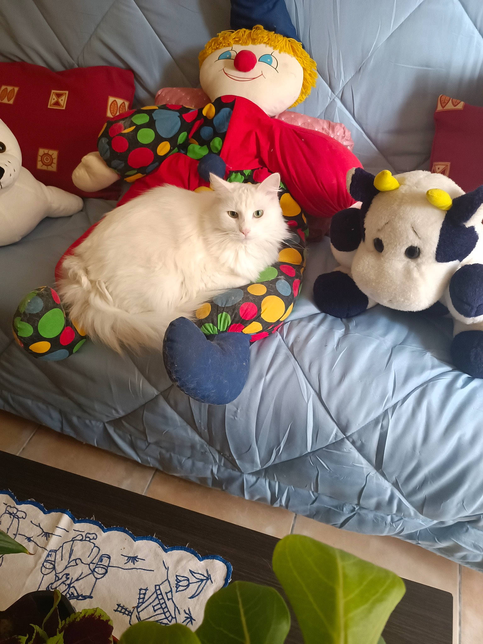 Neige participe au concours pour gagner de l'argent avec cette photo : bedding, carnivore, cat, comfort, felidae, green, linens, mammal, orange, pattern, plush, room, small_to_medium_sized_cats, stuffed_toy, tail, textile, toy, whiskers, white, yellow