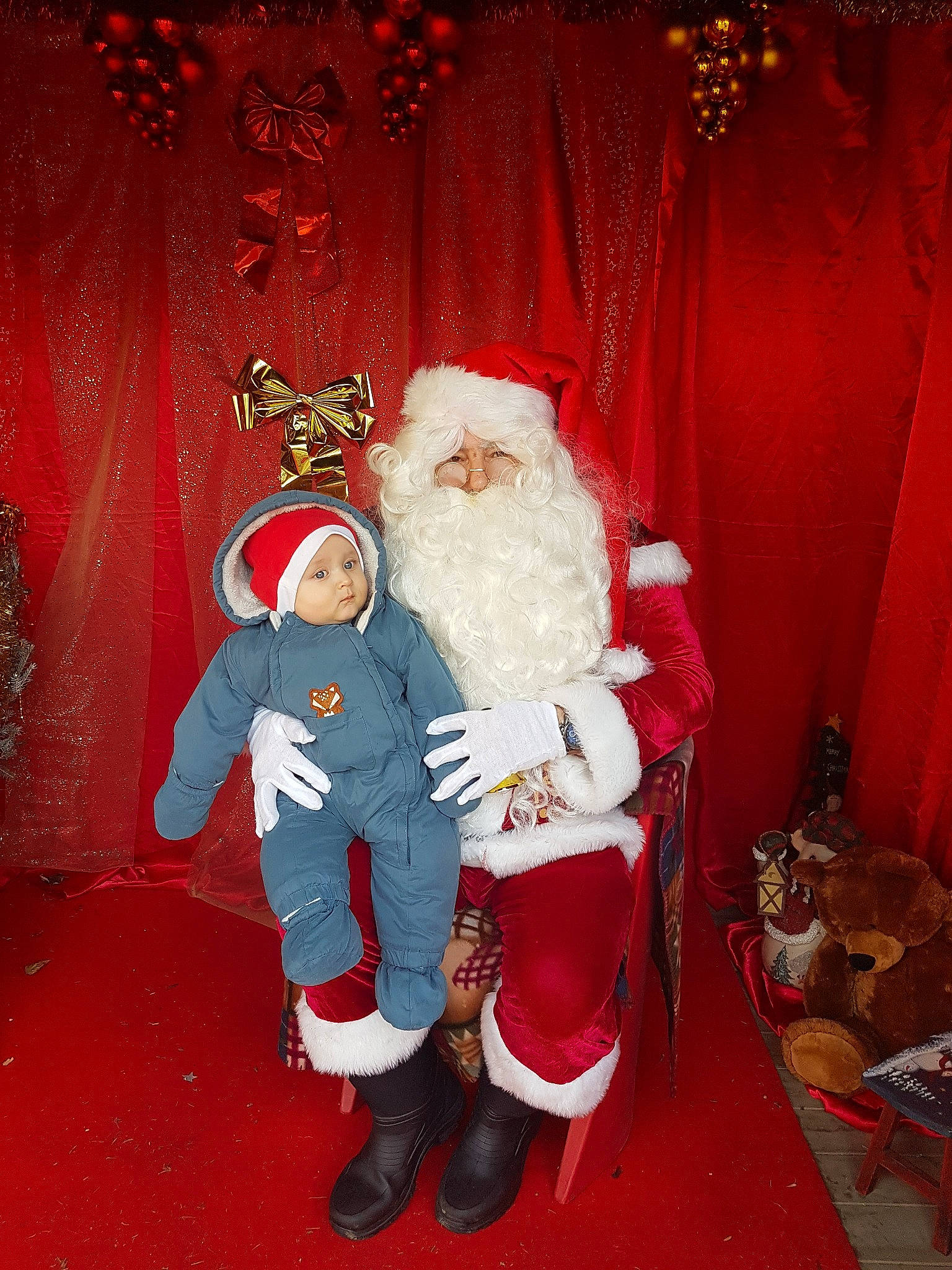 Ethan participe au concours pour gagner de l'argent avec cette photo : christmas, christmas_eve, event, fictional_character, holiday, lap, person, red, santa_claus