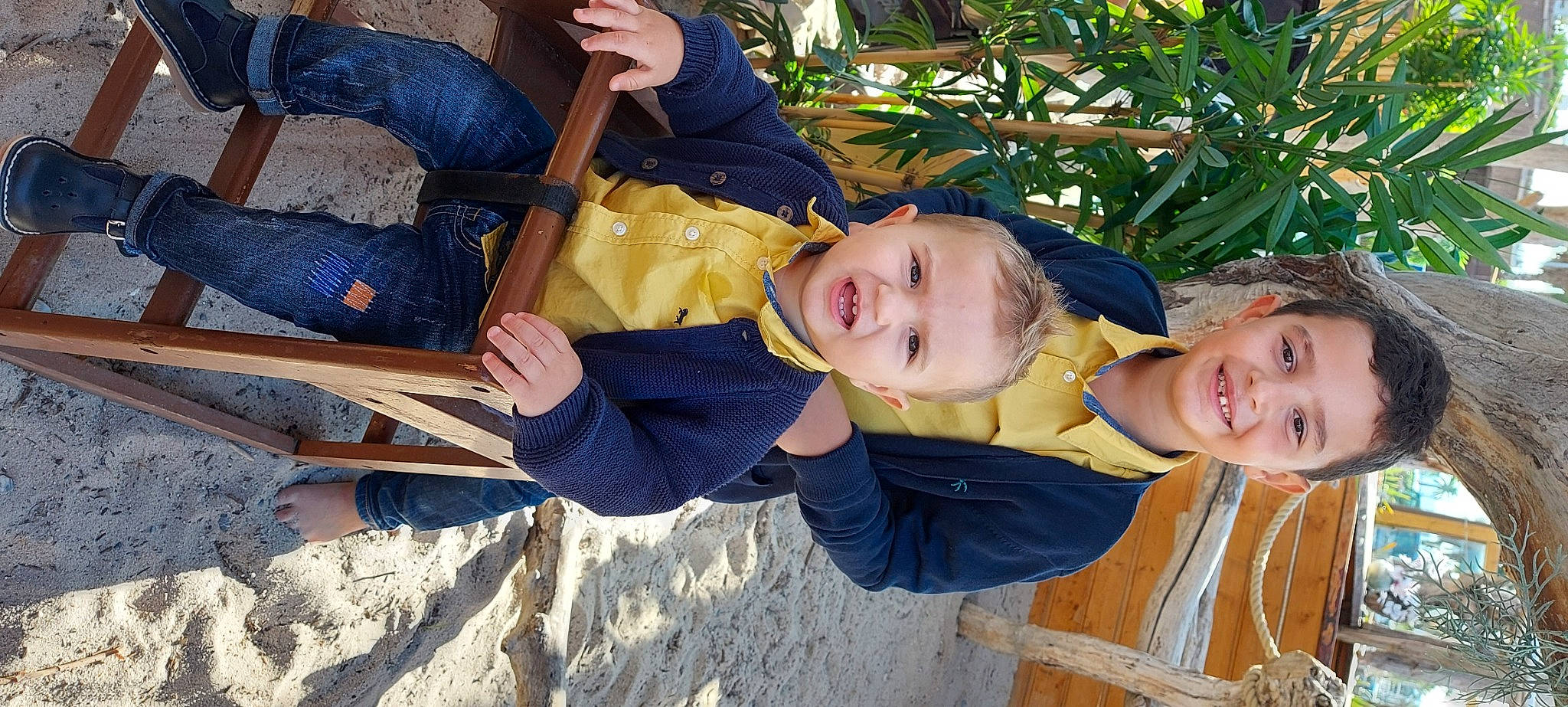 Cristian a rejoint le concours — aidez-le/la à gagner de superbes lots ! baby_toddler_clothing, happy, joy, leisure, outdoor_play_equipment, people_in_nature, person, playing_with_kids, sand, shoe, thumb