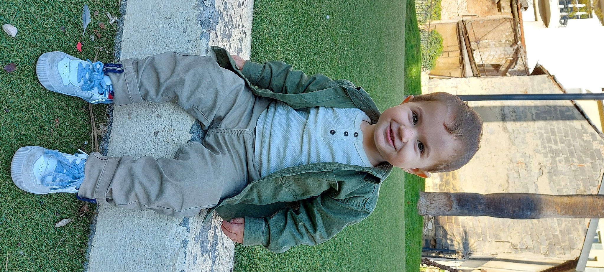 Diego a rejoint le concours — aidez-le/la à gagner de superbes lots ! grass, grass_family, green, joy, lawn, person, water_bottle, yard