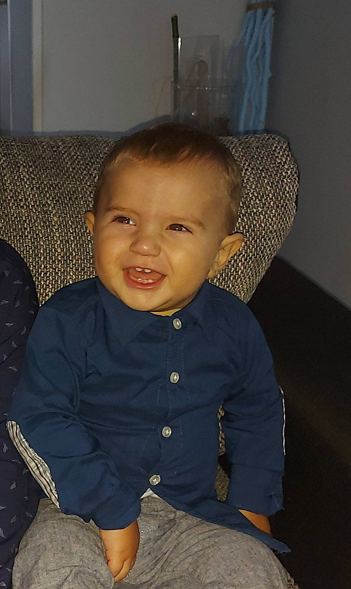 Diego a rejoint le concours — aidez-le/la à gagner de superbes lots ! baby, baby_toddler_clothing, button, cheek, child, couch, ear, eye, iris, living_room, mouth, nose, organ, overall, person, sitting, toddler, tongue