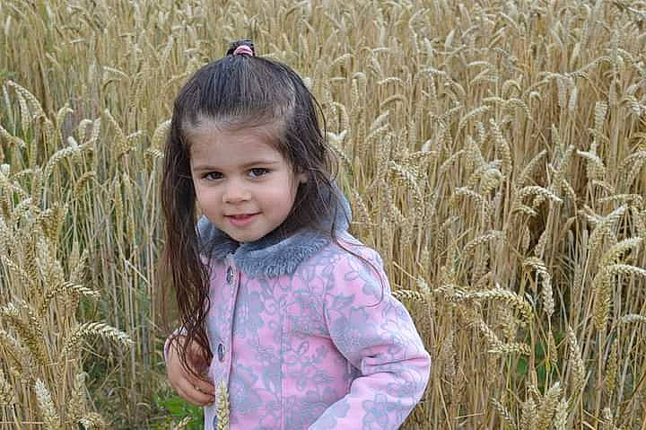 Thaïs participe au concours pour gagner de l'argent avec cette photo : agriculture, blond, brown_hair, child, field, flowering_plant, grass, grass_family, grassland, happy, head, joy, meadow, people_in_nature, person, plant, plantation, prairie, smile, soil