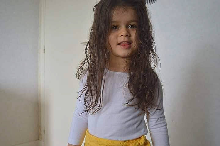 Thaïs participe au concours pour gagner de l'argent avec cette photo : arm, beauty, black_hair, eyelash, fashion_design, flash_photography, gesture, grey, happy, joint, layered_hair, lip, long_hair, neck, person, shoulder, sleeve, smile, standing, t_shirt