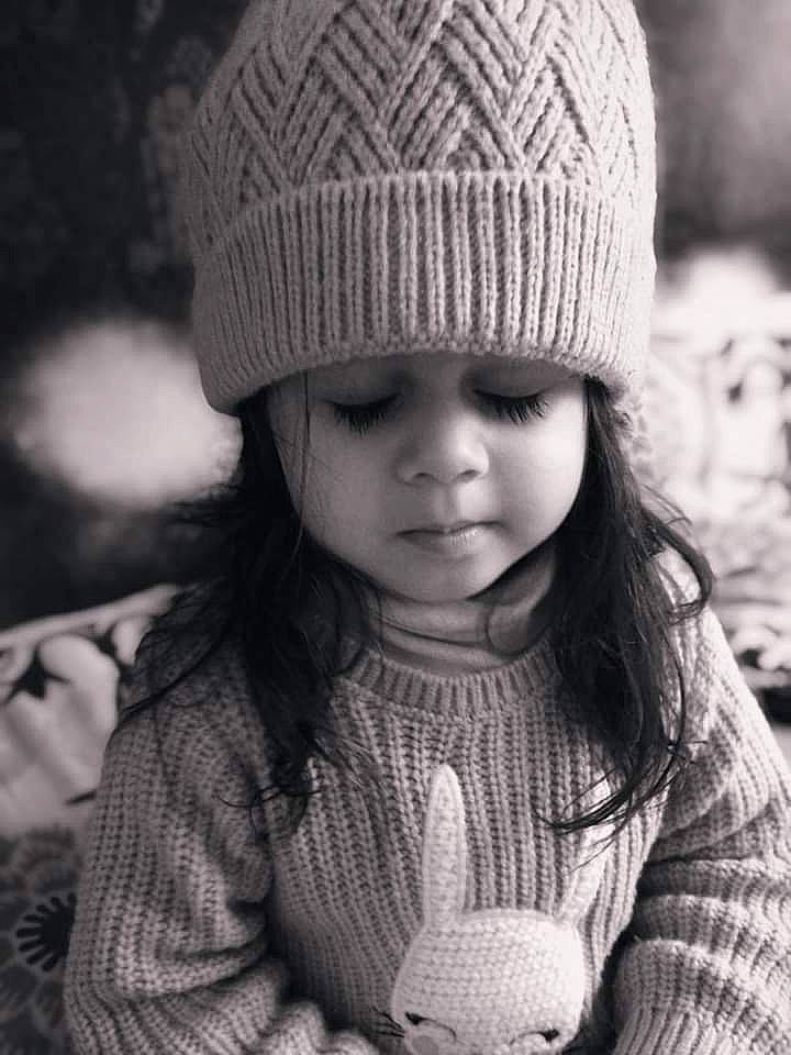 Thaïs a rejoint le concours — aidez-le/la à gagner de superbes lots ! black, black_and_white, cap, clothing, cool, facial_expression, grass, grey, hairstyle, happy, headgear, headwear, lip, organ, outerwear, person, photograph, skin, standing, style