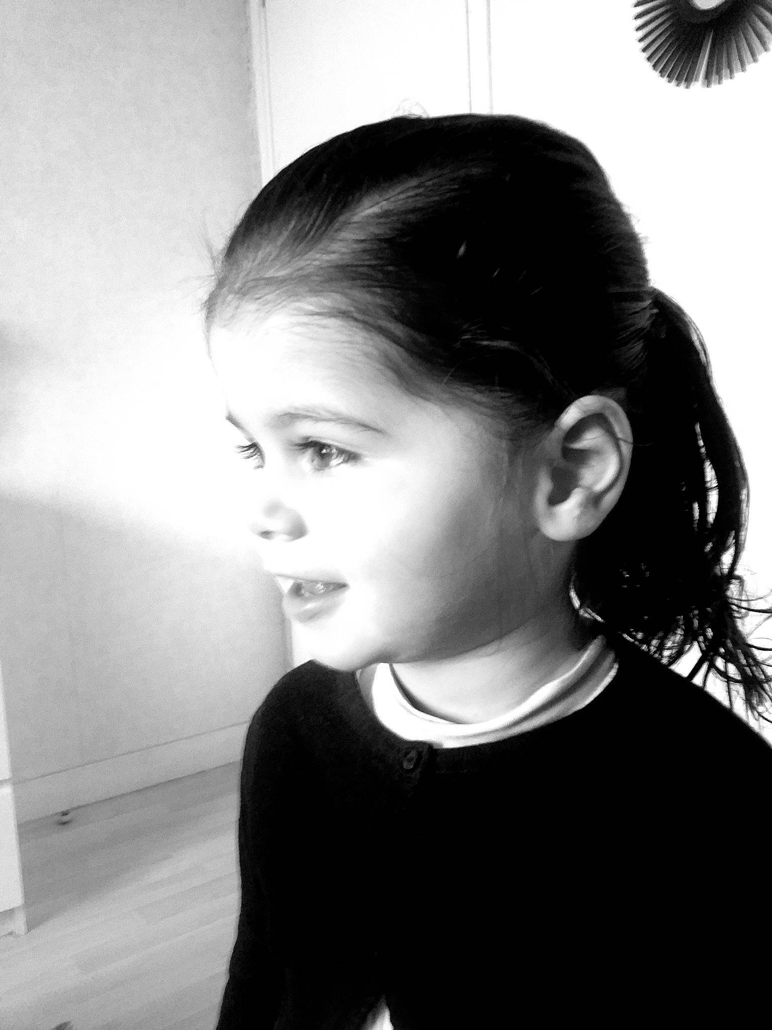 Thaïs a rejoint le concours — aidez-le/la à gagner de superbes lots ! audio_equipment, black, black_and_white, black_hair, ear, eyelash, face, flash_photography, forehead, fun, happy, jaw, long_hair, monochrome, monochrome_photography, neck, person, shoulder, style, tints_and_shades