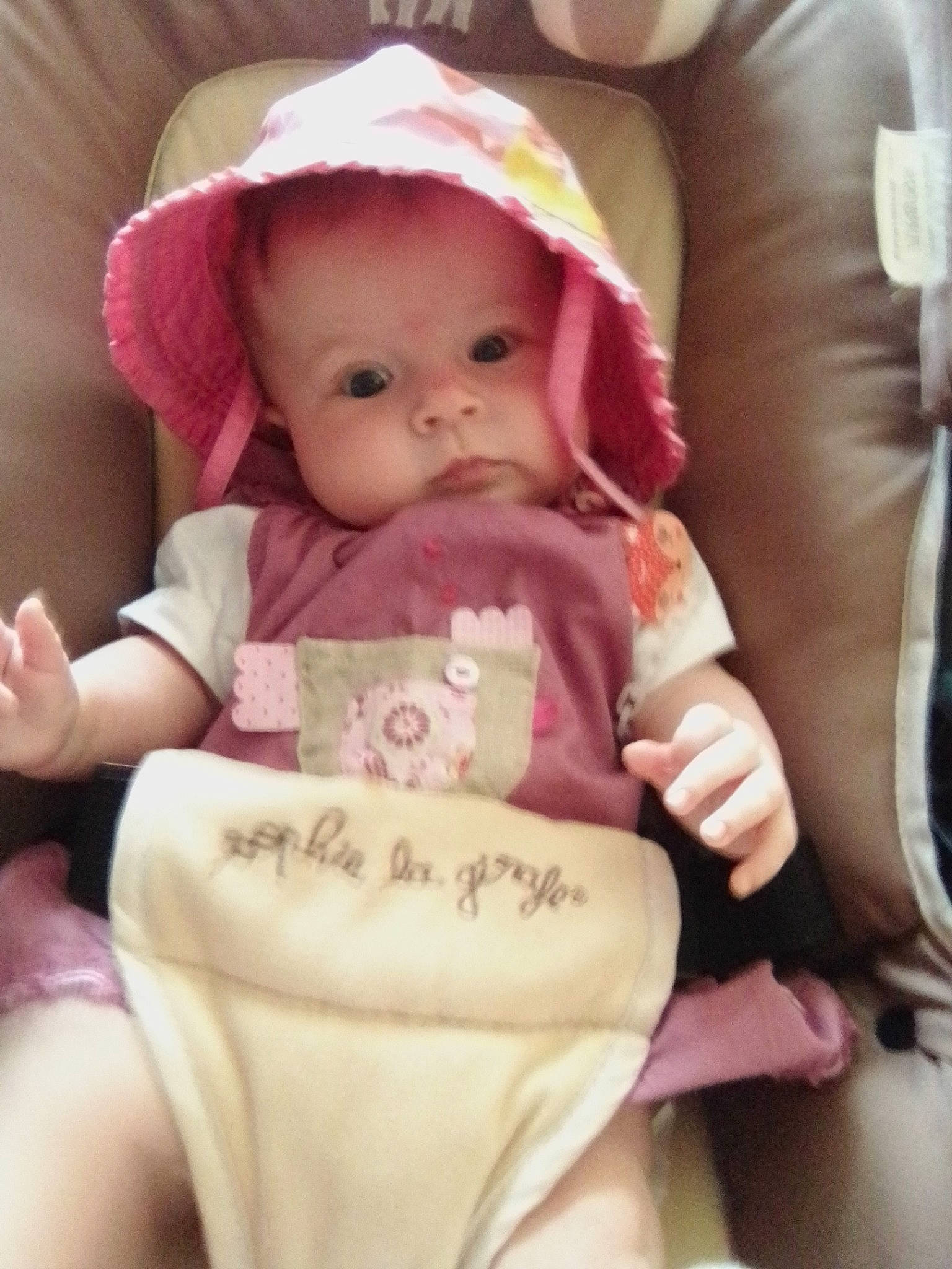 Abyline a rejoint le concours — aidez-le/la à gagner de superbes lots ! baby, baby_carriage, baby_products, baby_safety, baby_toddler_clothing, cheek, child, comfort, eye, eyelash, finger, happy, human_body, lap, person, pink, sitting, skin, sleeve, textile