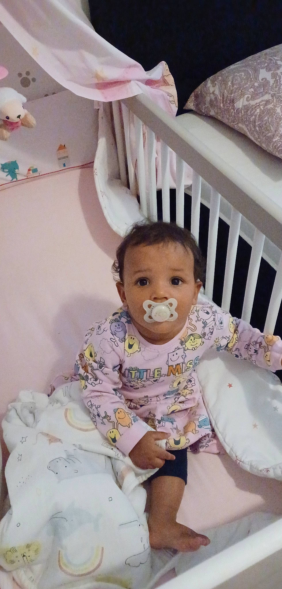 Mélina participe au concours pour gagner de l'argent avec cette photo : baby, baby_products, baby_toddler_clothing, bib, cheek, child, comfort, dishware, face, happy, linens, person, pink, product, skin, sleeve, smile, tableware, textile, toddler