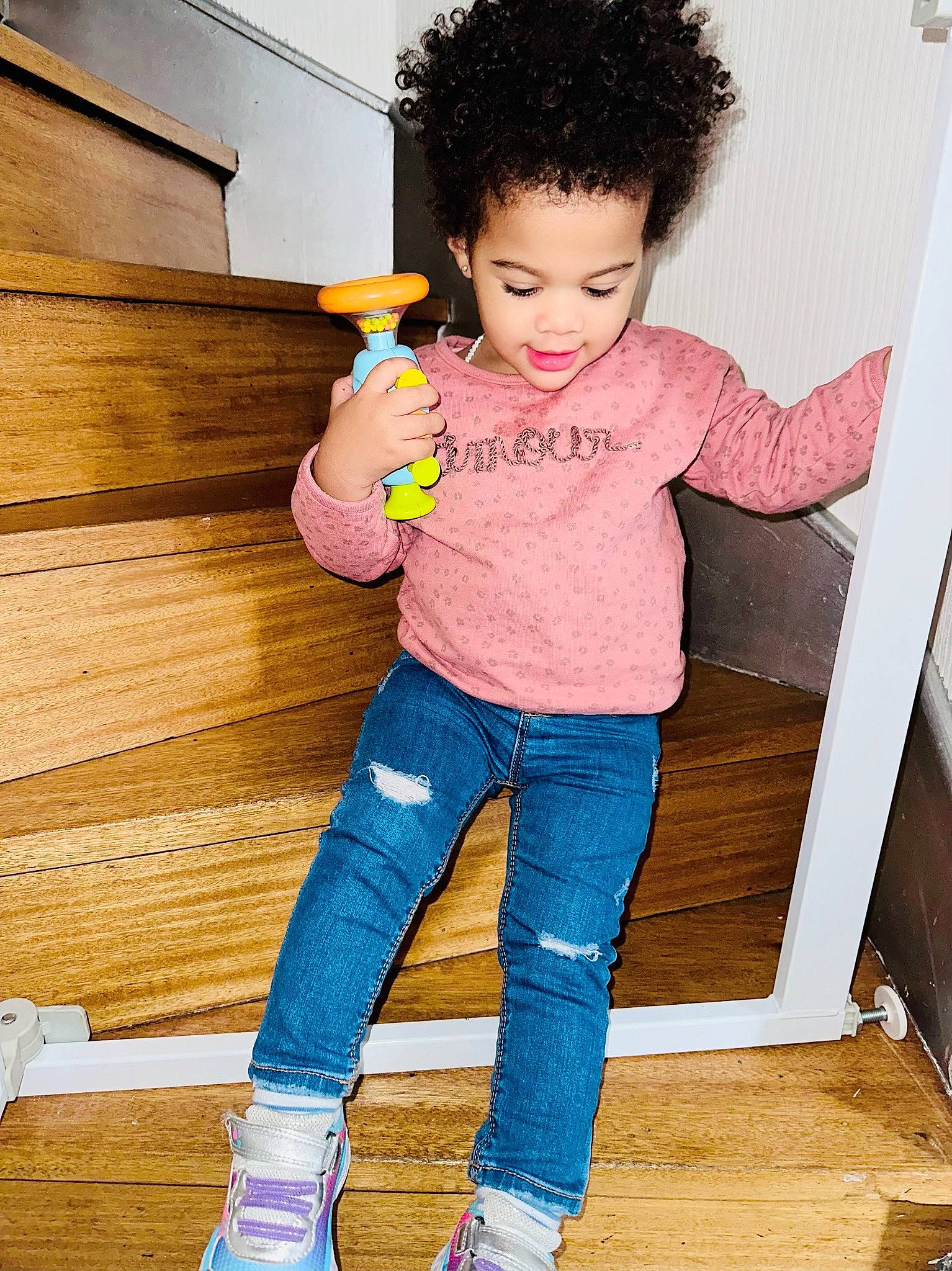 Irina participe au concours pour gagner de l'argent avec cette photo : baby_toddler_clothing, child, clothing, fun, gesture, happy, human_body, human_leg, jeans, leg, magenta, person, pink, skin, sleeve, standing, t_shirt, thigh, toddler, waist