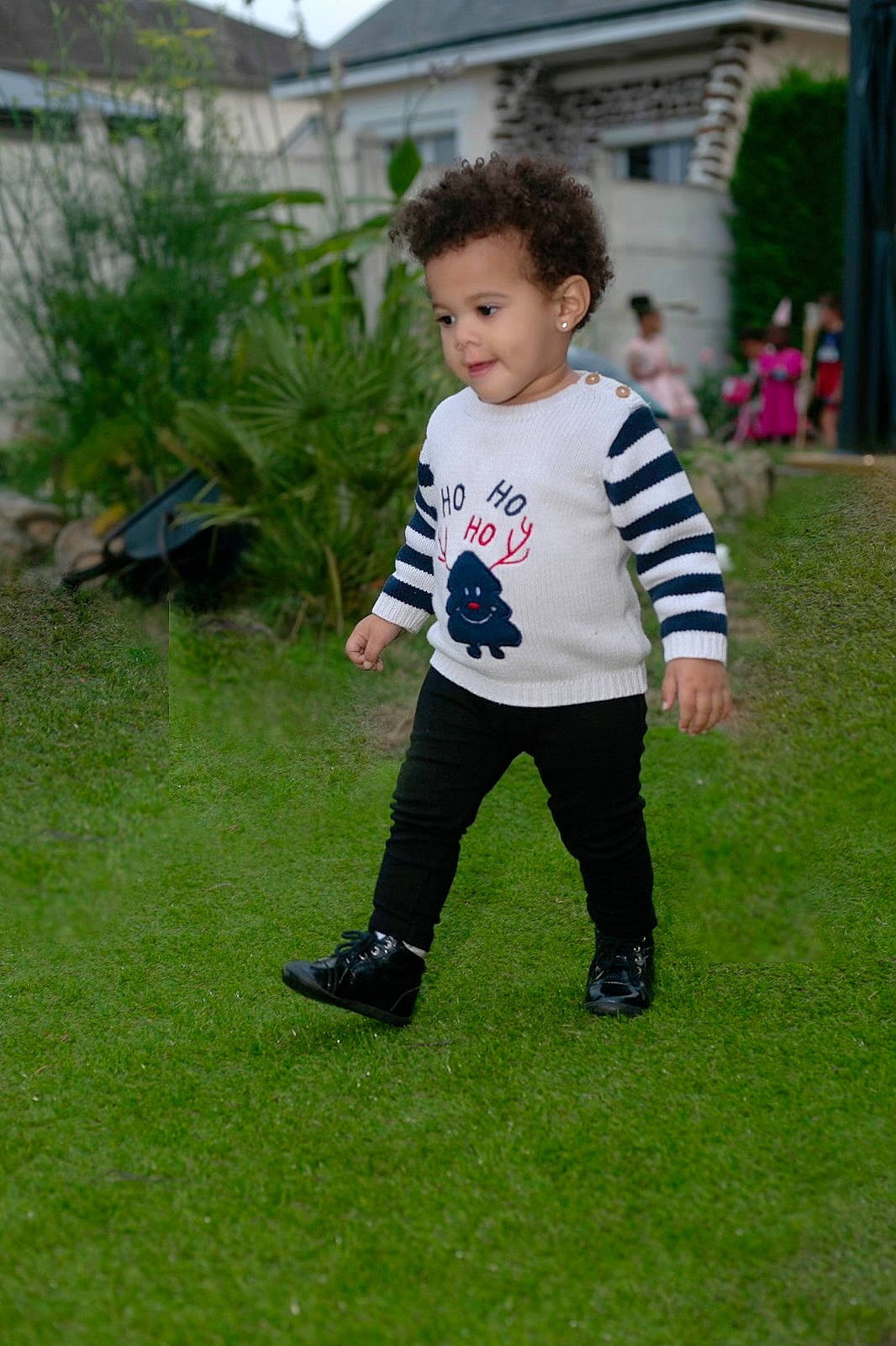 Irina a rejoint le concours — aidez-le/la à gagner de superbes lots ! baby_toddler_clothing, child, eye, fun, gesture, grass, grassland, happy, house, lawn, leisure, people_in_nature, person, plant, play, recreation, sleeve, t_shirt, toddler, tree