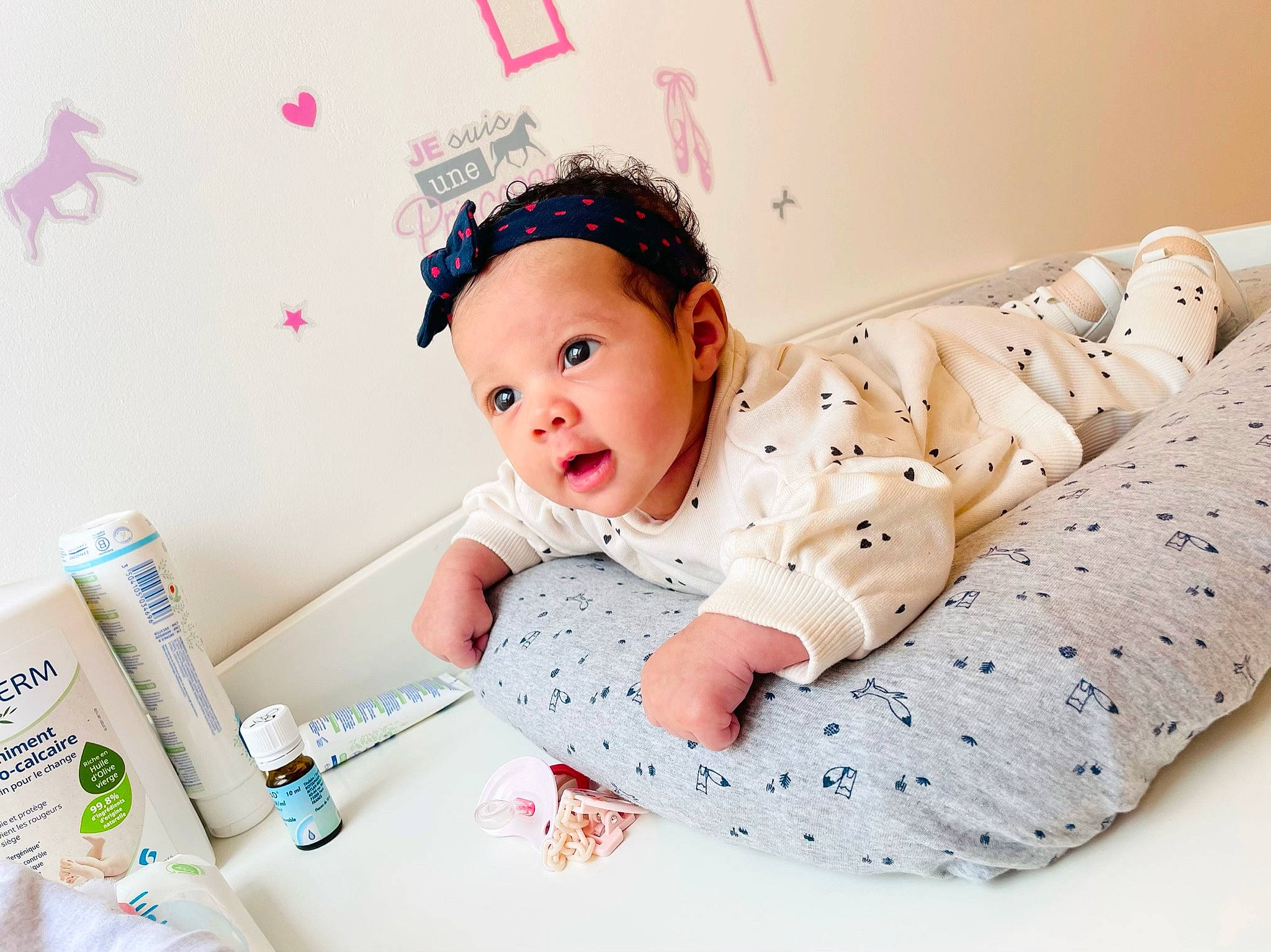 Irina a rejoint le concours — aidez-le/la à gagner de superbes lots ! baby, baby_products, baby_toddler_clothing, child, comfort, costume_hat, eyelash, fashion_accessory, font, happy, headpiece, linens, magenta, pattern, person, pink, room, sitting, sleeve, t_shirt