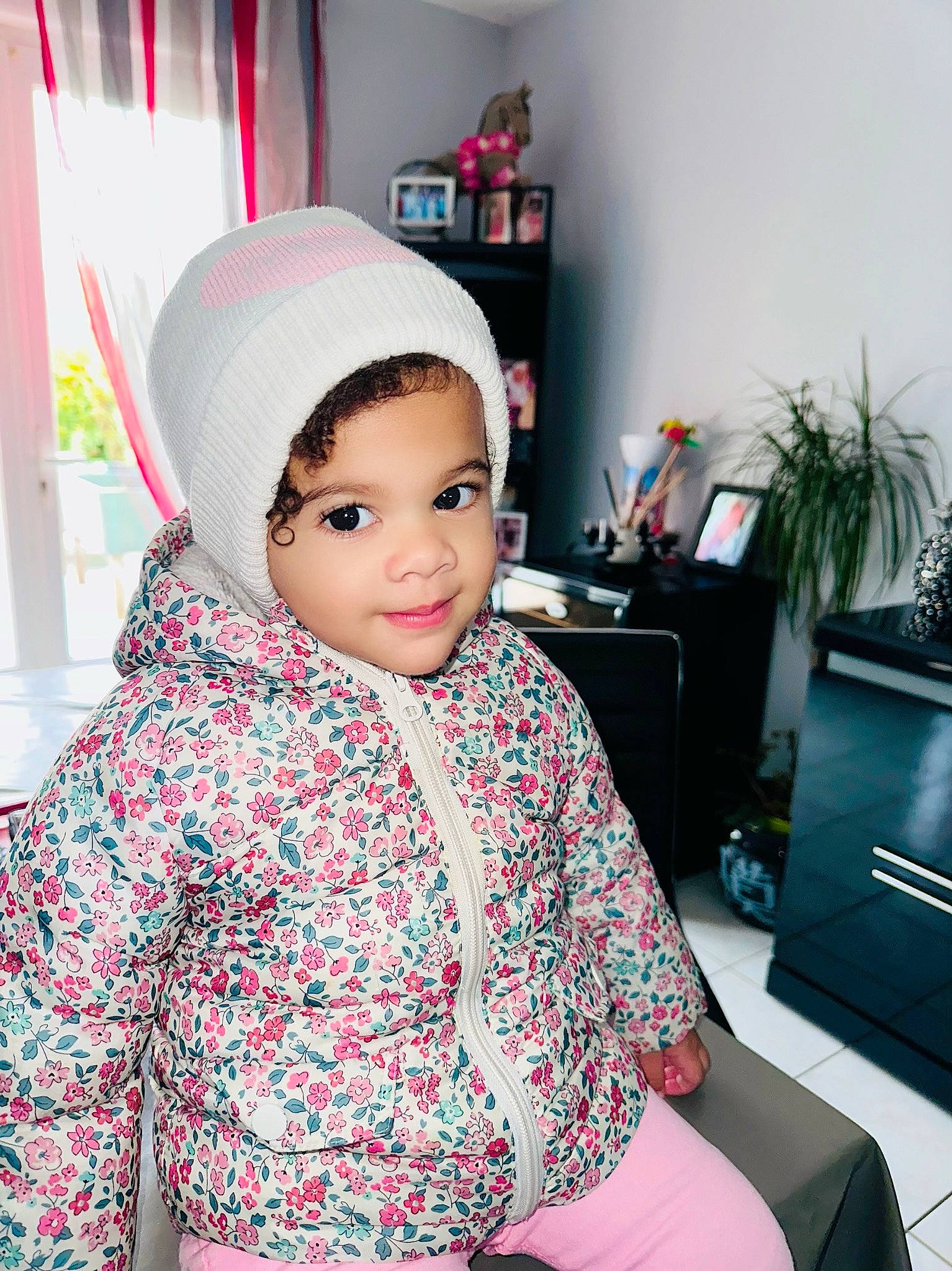 Irina a rejoint le concours — aidez-le/la à gagner de superbes lots ! beanie, cap, child, comfort, event, fashion_accessory, fashion_design, flowerpot, fur, headwear, houseplant, magenta, pattern, person, picture_frame, plant, portrait_photography, room, sitting, sleeve