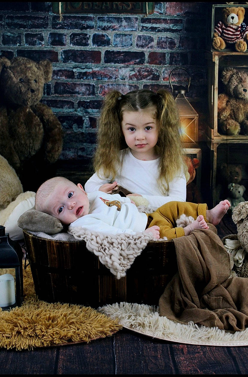 Jade a rejoint le concours — aidez-le/la à gagner de superbes lots ! art, baby, baby_toddler_clothing, beauty, blond, child, doll, event, flash_photography, flooring, fun, fur, happy, pattern, person, portrait_photography, room, sitting, toddler, visual_arts