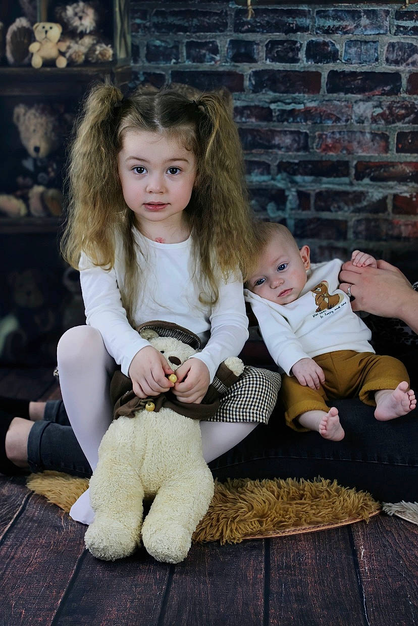 Jade a rejoint le concours — aidez-le/la à gagner de superbes lots ! blond, brown_hair, child, flash_photography, flooring, foot, fun, fur, grass, hair, happy, human_leg, knee, lap, leg, person, sitting, sock, thigh, toddler