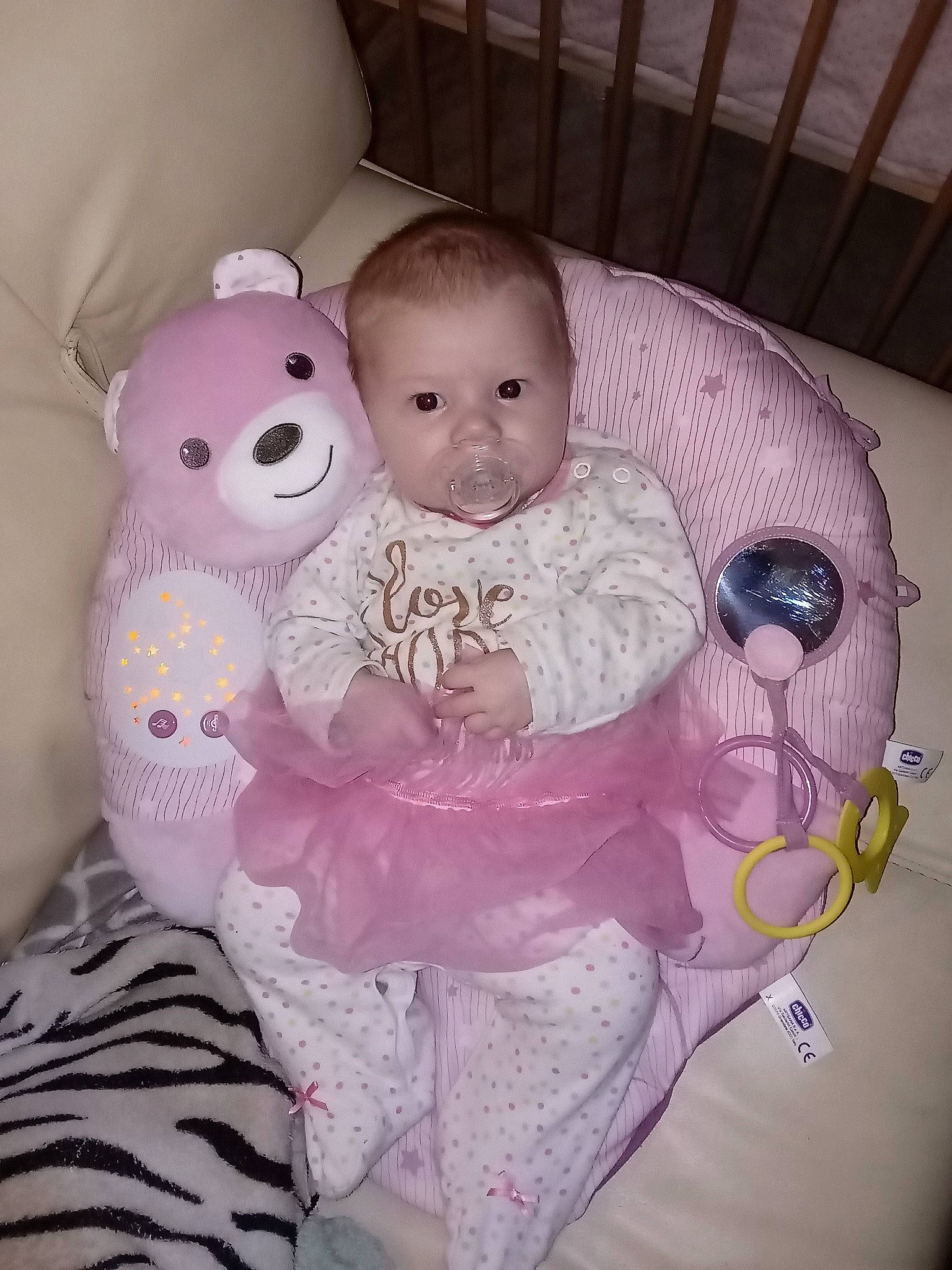 Elysia a rejoint le concours — aidez-le/la à gagner de superbes lots ! baby, baby_products, baby_toddler_clothing, cheek, child, comfort, eye, human_body, iris, linens, magenta, person, pink, product, purple, skin, sleeve, stuffed_toy, textile, toddler