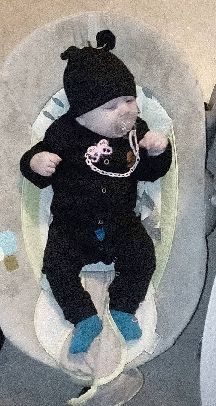 Elysia a rejoint le concours — aidez-le/la à gagner de superbes lots ! baby, baby_toddler_clothing, cap, carmine, comfort, costume, costume_hat, fun, fur, glove, hat, headgear, headwear, human_leg, person, recreation, sitting, sleeve, thigh, toddler