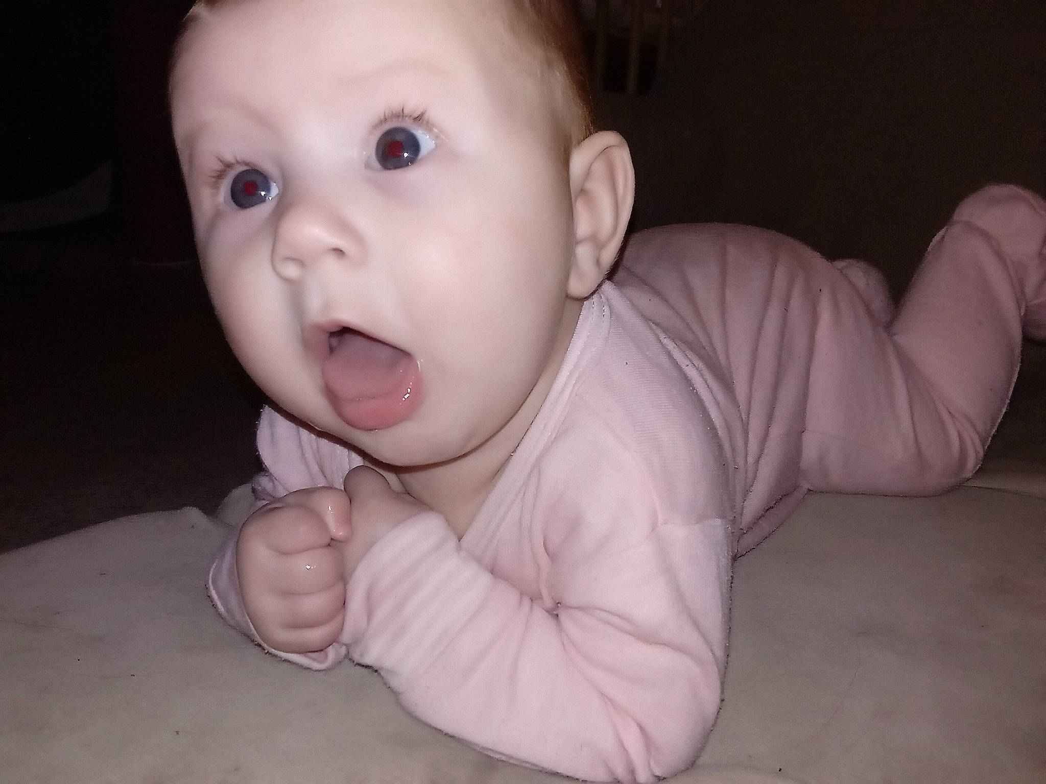 Elysia a rejoint le concours — aidez-le/la à gagner de superbes lots ! arm, baby, baby_toddler_clothing, cheek, ear, eyebrow, eyelash, finger, flash_photography, gesture, hand, happy, lip, mouth, neck, nose, person, skin, sleeve, surprise