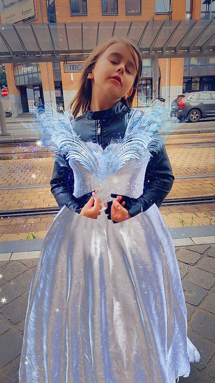 Elyssenda participe au concours pour gagner de l'argent avec cette photo : bridal_accessory, bridal_clothing, bridal_party_dress, day_dress, dress, electric_blue, embellishment, fashion_design, fashion_model, formal_wear, gown, hairstyle, headpiece, one_piece_garment, person, purple, shoulder, sleeve, tire, waist