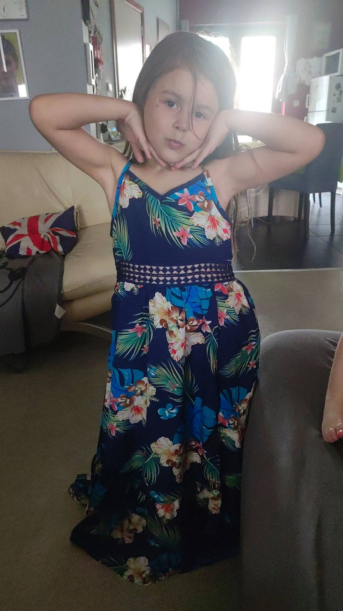 Elyssenda a rejoint le concours — aidez-le/la à gagner de superbes lots ! beauty, black_hair, chair, child, day_dress, fashion_design, formal_wear, fun, happy, human_leg, neck, pattern, person, room, shoulder, sleeve, thigh, trunk, vintage_clothing, visual_arts