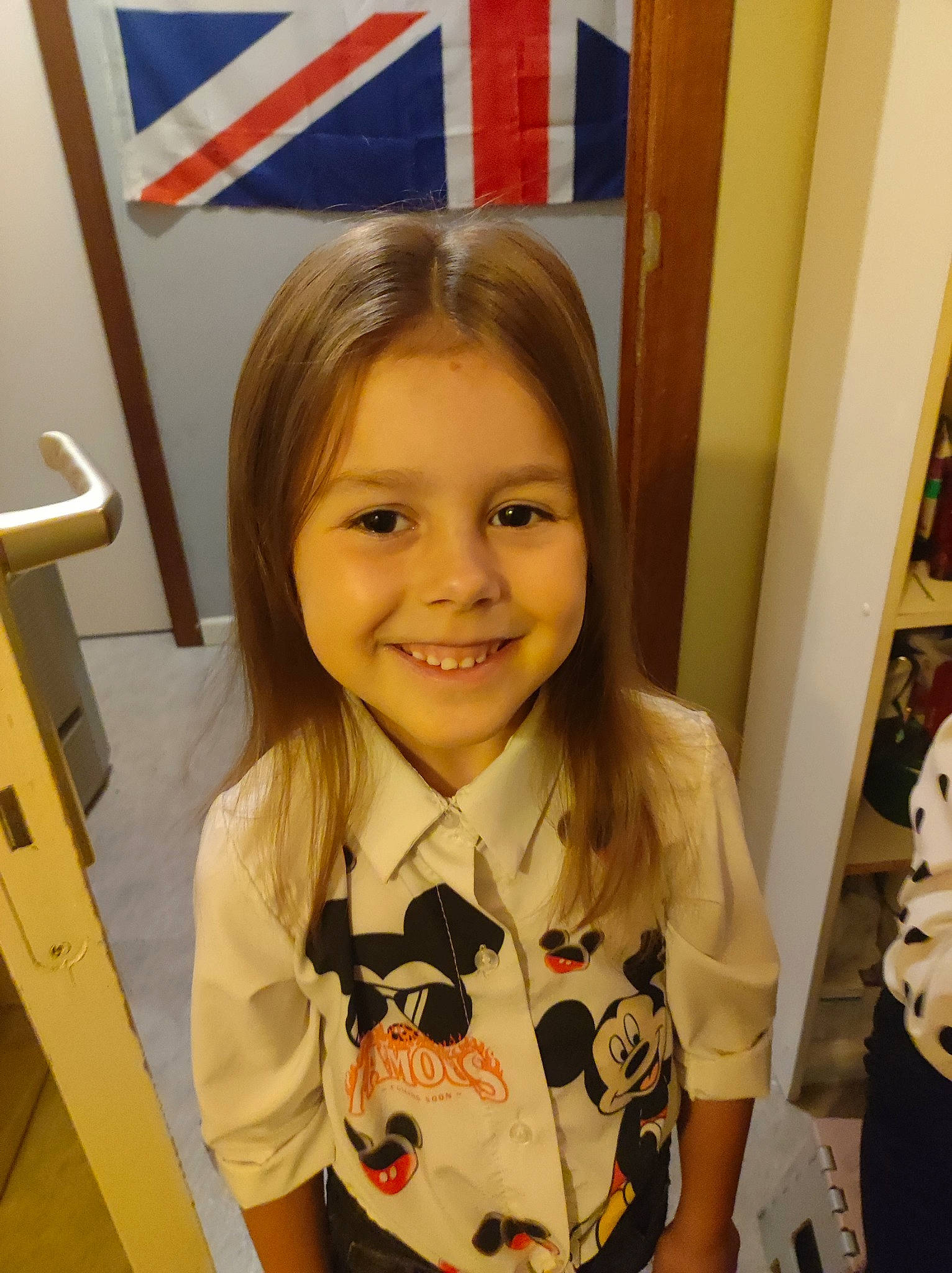 Elyssenda a rejoint le concours — aidez-le/la à gagner de superbes lots ! bangs, blond, cheek, child, chin, eyelash, fun, hair, happy, hime_cut, iris, joy, laugh, pattern, person, room, shelf, sleeve, smile, t_shirt