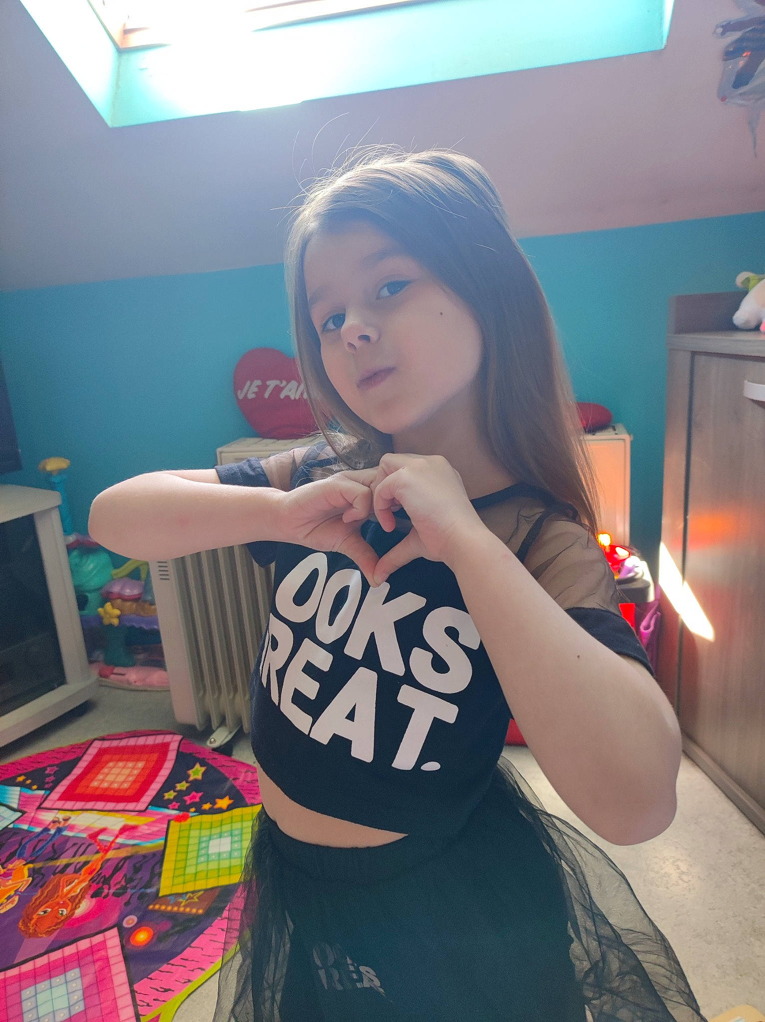 Elyssenda a rejoint le concours — aidez-le/la à gagner de superbes lots ! black_hair, brown_hair, fashion_design, flooring, fun, gadget, hair_coloring, happy, human_leg, joint, leisure, long_hair, person, room, selfie, shoulder, sleeve, sportswear, t_shirt, thigh