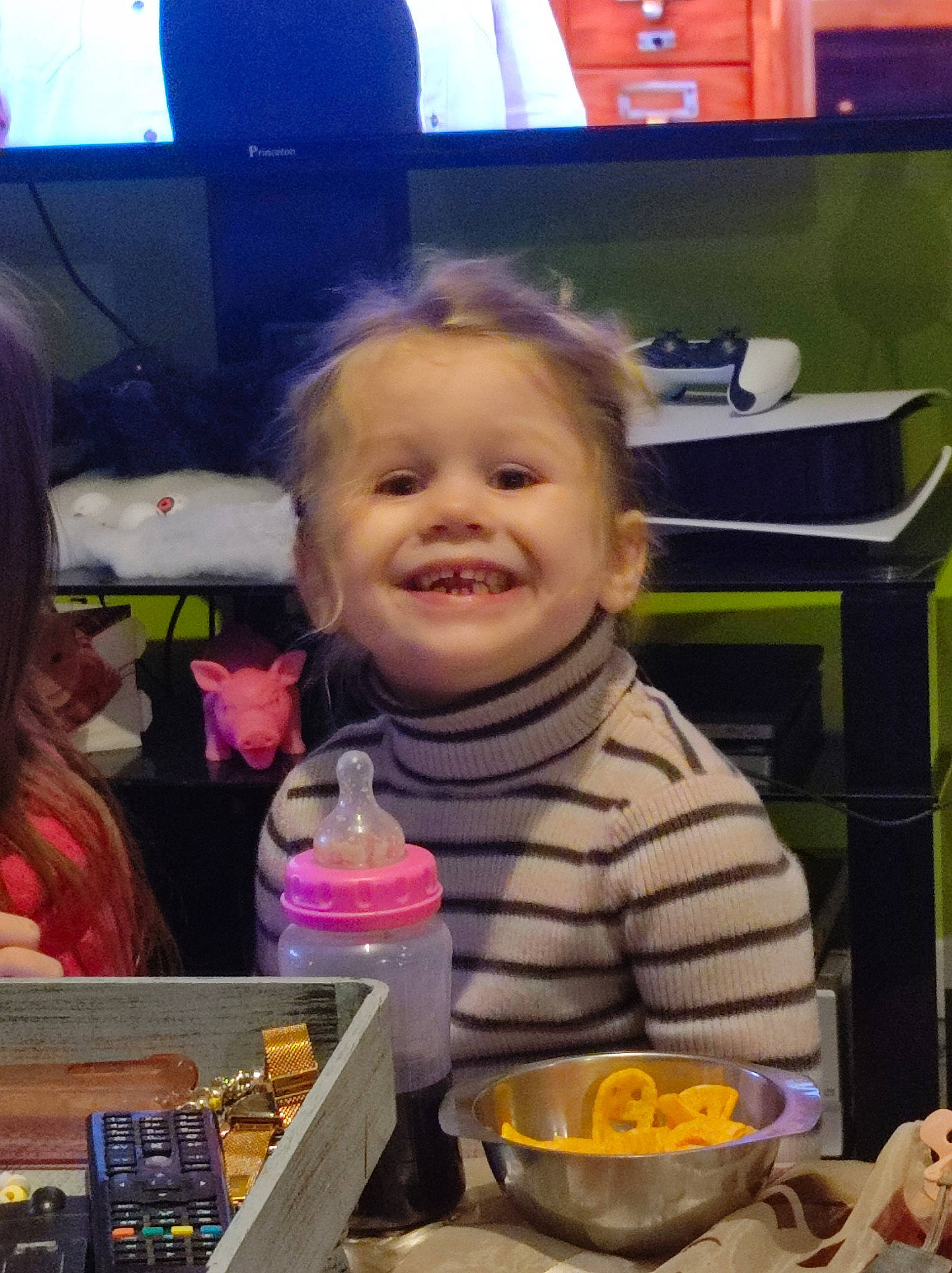 Elysia a rejoint le concours — aidez-le/la à gagner de superbes lots ! baby, bottle, cheek, child, comfort_food, drinkware, eating, food, fun, hairstyle, happy, joy, person, plastic_bottle, play, product, room, smile, snapshot, television