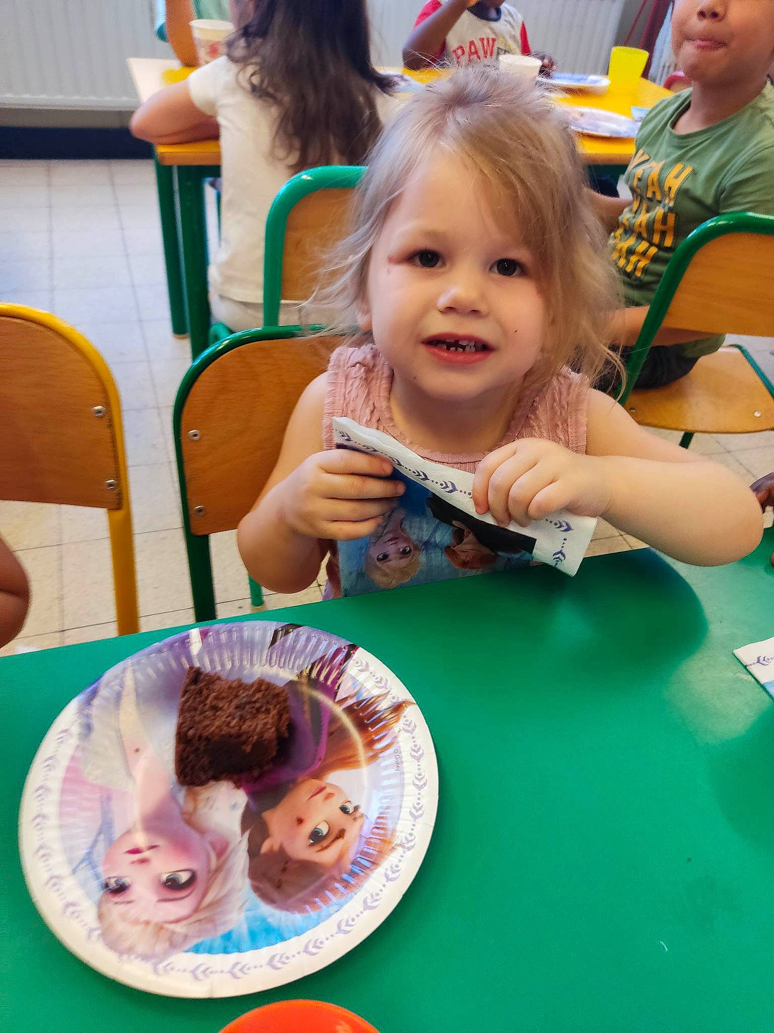 Elysia a rejoint le concours — aidez-le/la à gagner de superbes lots ! baked_goods, birthday, cake, cake_decorating, chair, child, cuisine, dessert, event, food, fun, ingredient, joy, leisure, person, plate, recipe, sharing, smile, table