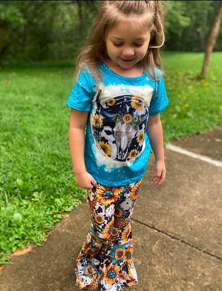 Isabella is registered to the contest to win money with this photo: baby_toddler_clothing, child, electric_blue, grass, green, happy, human_leg, joy, pattern, people_in_nature, person, plant, shoulder, sleeve, smile, sportswear, summer, t_shirt, thigh, toddler