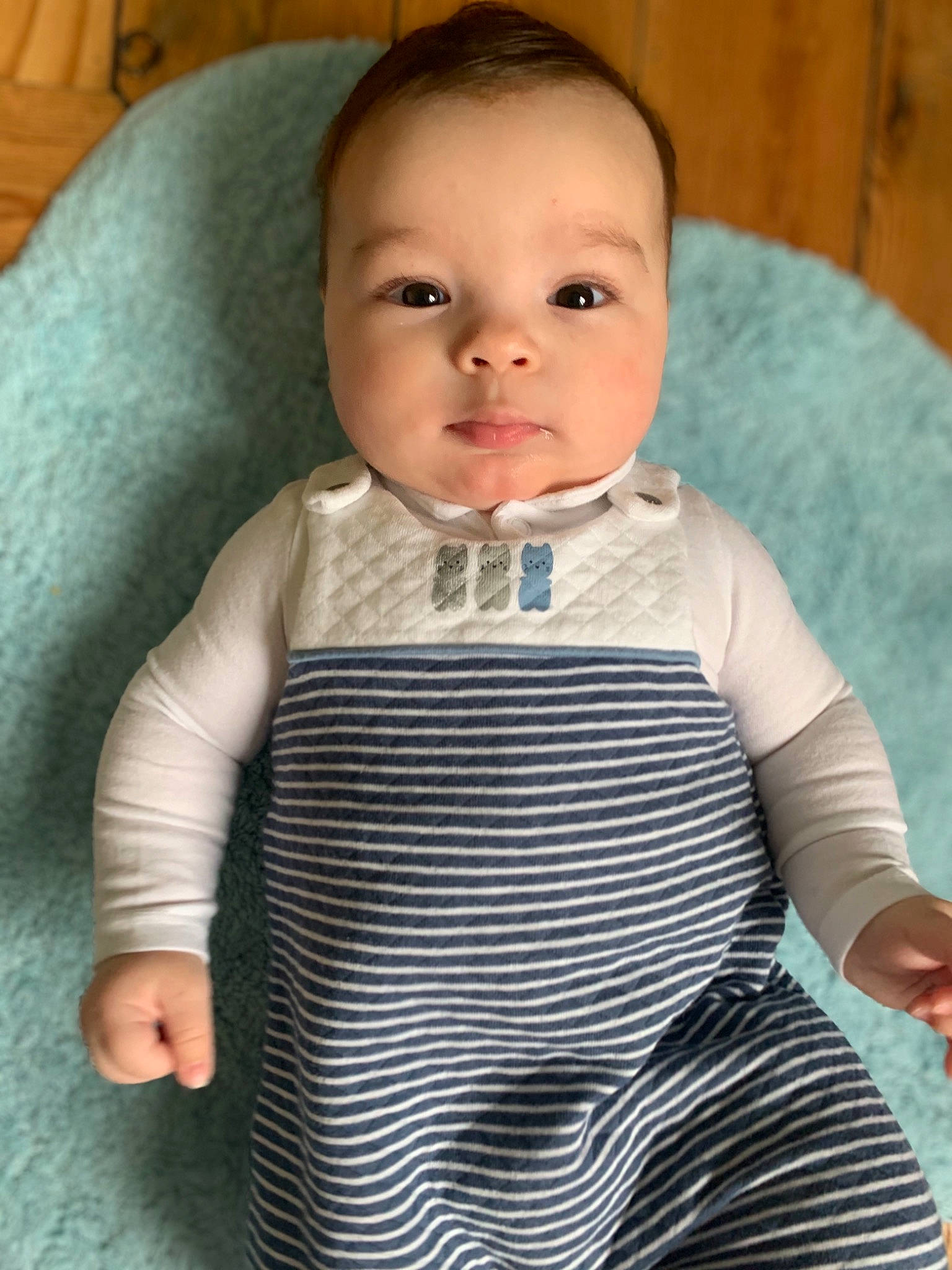 Valentino a rejoint le concours — aidez-le/la à gagner de superbes lots ! baby, baby_products, baby_toddler_clothing, cheek, child, collar, comfort, day_dress, dress_shirt, electric_blue, eyelash, neck, pattern, person, sitting, sleeve, t_shirt, toddler