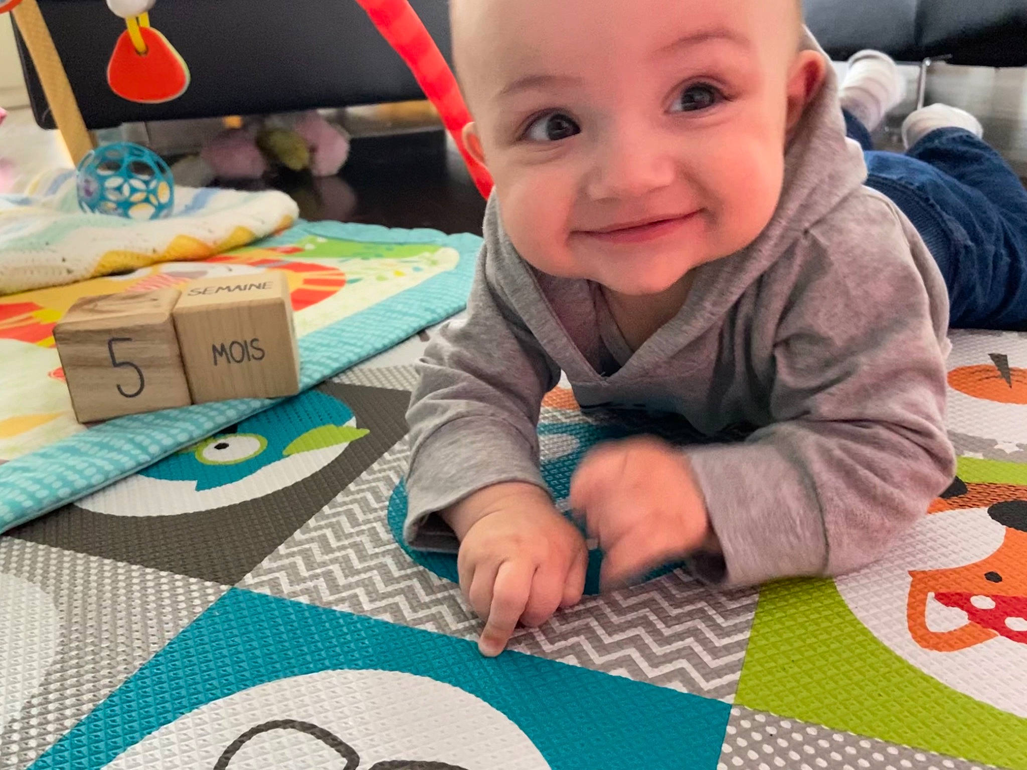 Kyle a rejoint le concours — aidez-le/la à gagner de superbes lots ! baby, baby_laughing, baby_products, baby_toddler_clothing, baby_toys, child, craft, joy, laugh, linens, mouth, person, play, playmat, plush, sitting, smile, stuffed_toy, textile, toddler