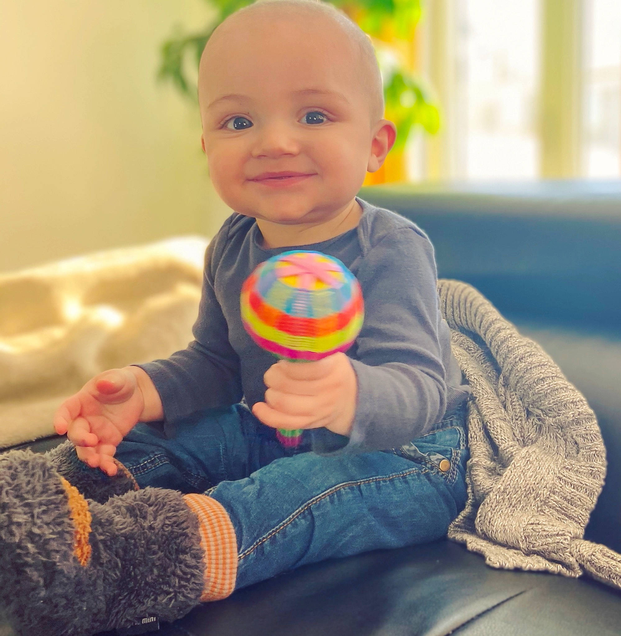 Kyle a rejoint le concours — aidez-le/la à gagner de superbes lots ! baby_playing_with_toys, comfort, denim, eye, facial_expression, finger, flooring, fun, gesture, hand, happy, human_body, jeans, joy, leg, orange, person, smile, t_shirt, thumb